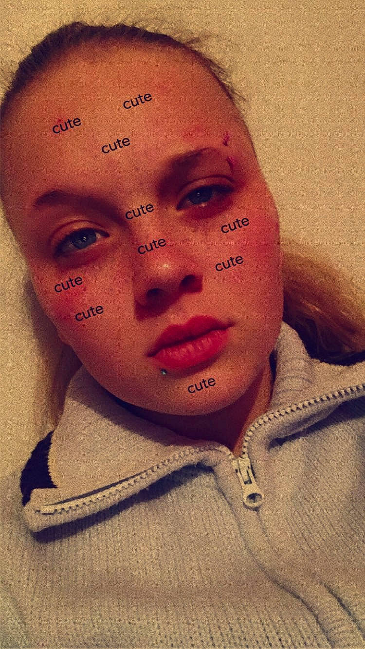 Dèb a rejoint le concours — aidez-le/la à gagner de superbes lots ! black_hair, cheek, child, chin, close_up, eyelash, flash_photography, happy, iris, jaw, lip, mouth, neck, no_expression, nose, person, portrait_photography, selfie, skin, sleeve