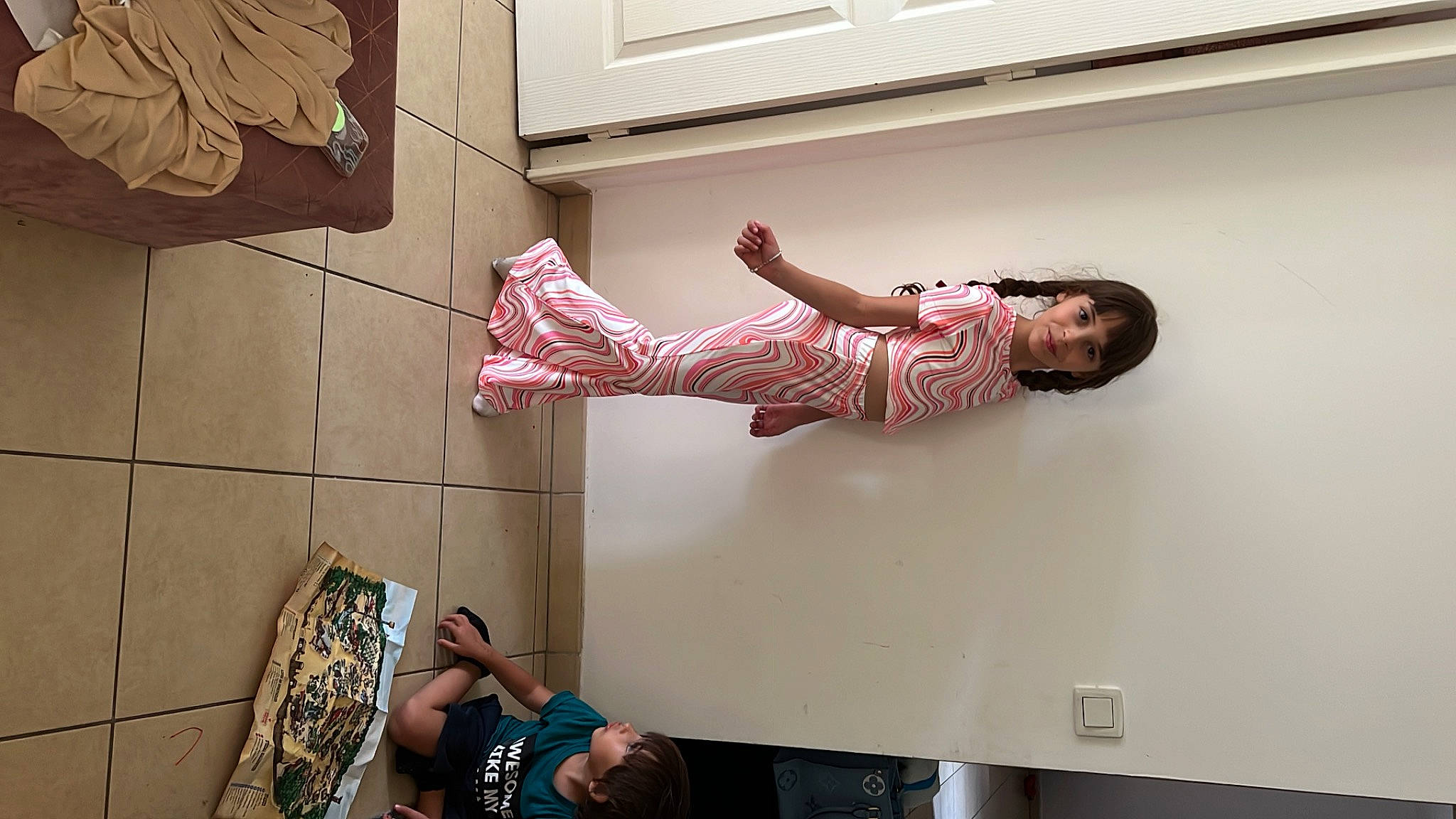 Kenza a rejoint le concours — aidez-le/la à gagner de superbes lots ! comfort, elbow, flooring, fun, gesture, happy, hardwood, human_leg, joint, joy, knee, person, photograph, room, snapshot, t_shirt, textile, thigh, visual_arts, wall