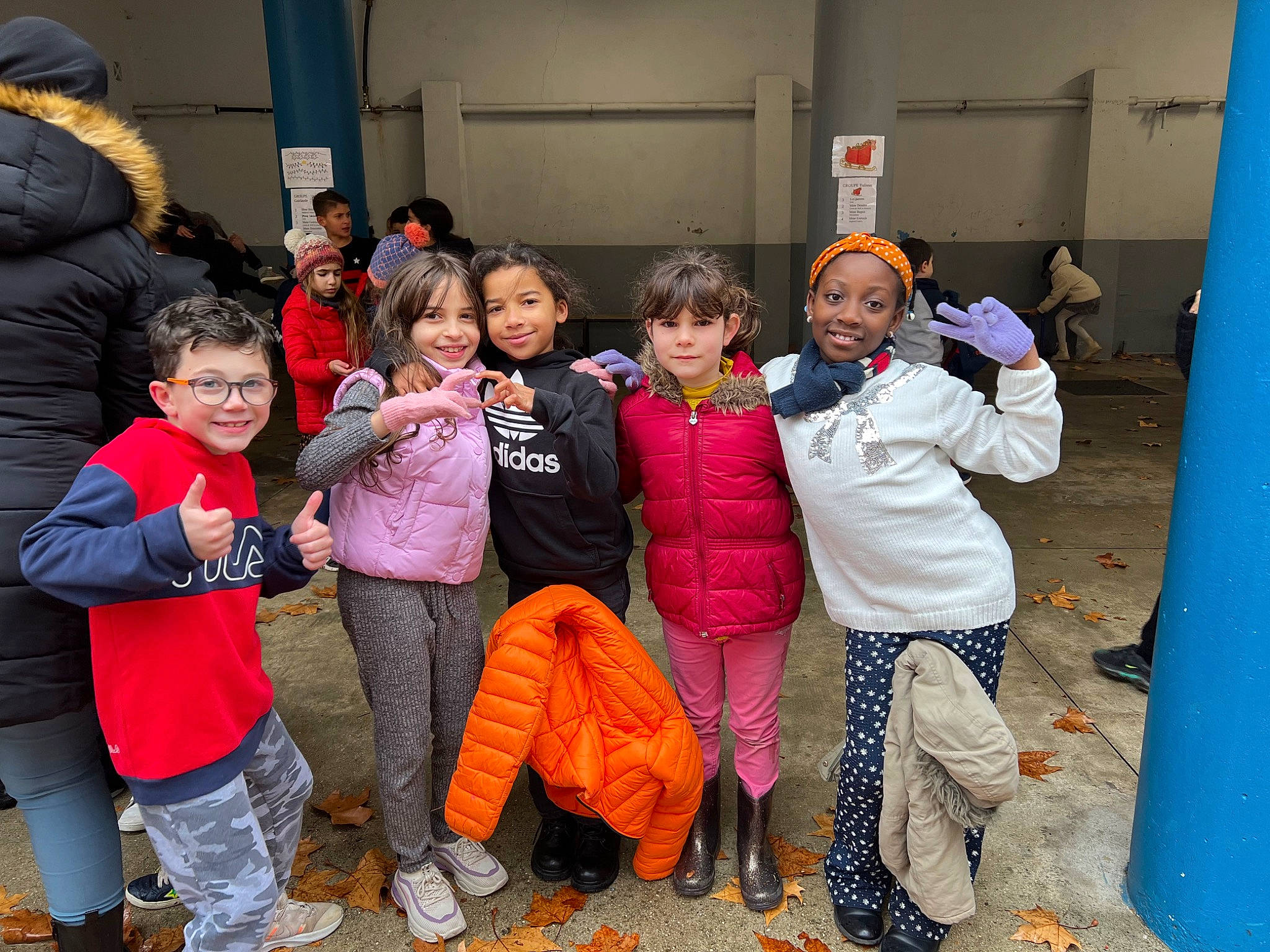 Kenza participe au concours pour gagner de l'argent avec cette photo : boot, child, event, fun, handbag, hat, hoodie, jacket, joy, leisure, luggage_and_bags, person, recreation, room, shoe, smile, sneakers, soil, t_shirt, team