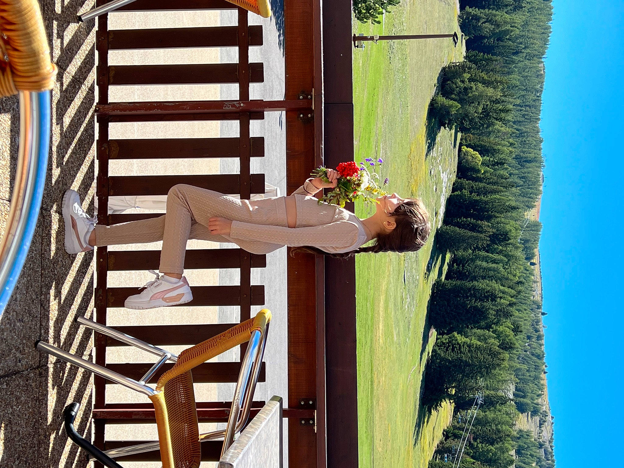 Kenza a rejoint le concours — aidez-le/la à gagner de superbes lots ! balcony, deck, flower, fun, handrail, hardwood, landscape, leisure, outdoor_furniture, person, plant, room, sky, summer, thigh, tree, vacation, water, white, wood