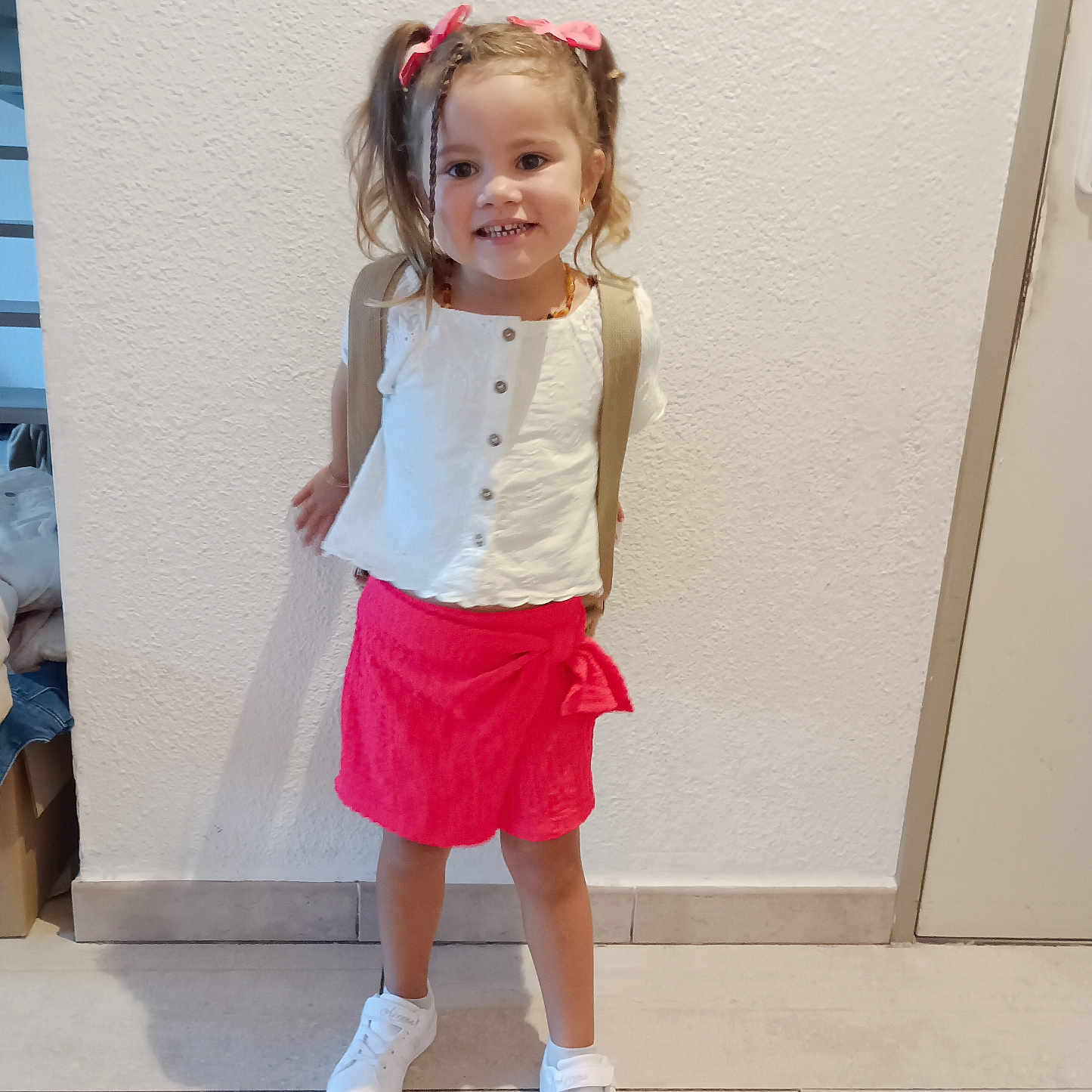 Hîna a rejoint le concours — aidez-le/la à gagner de superbes lots ! blouse, child, clothing, dress, face, female, footwear, girl, head, longsleeve, miniskirt, pants, person, shoe, shorts, skirt, sleeve, sneaker, standing, wood