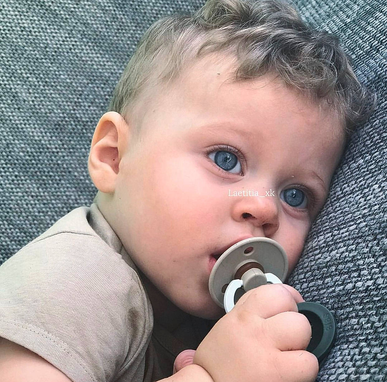 Kenzo a rejoint le concours — aidez-le/la à gagner de superbes lots ! audio_accessory, audio_equipment, baby, baby_products, baby_toddler_clothing, caesar_cut, cheek, child, curious, eye, eyebrow, eyelash, iris, nail, nose, person, skin, surprise, t_shirt, toddler