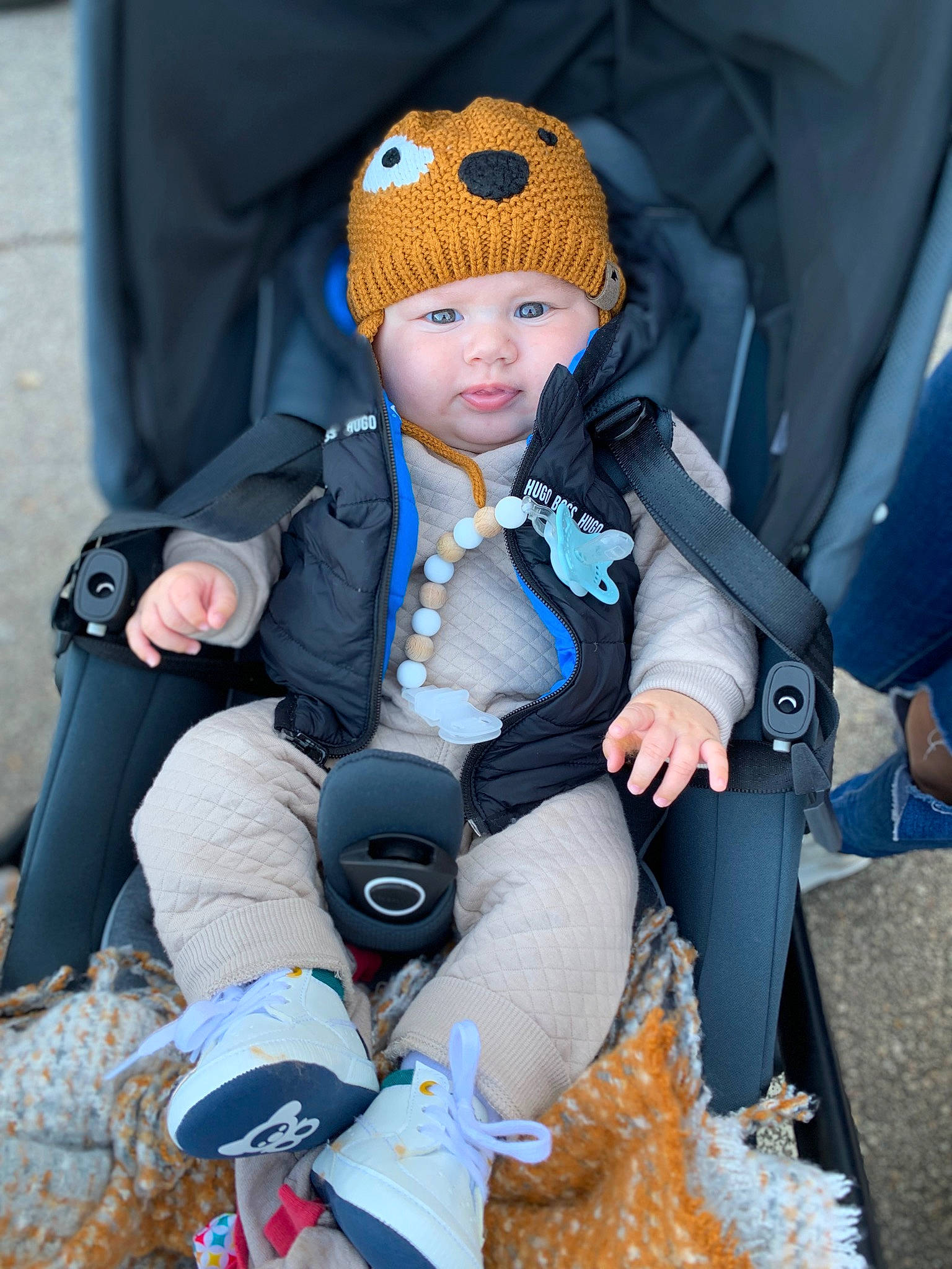 Raphaël participe au concours pour gagner de l'argent avec cette photo : baby_products, beanie, boot, cap, carmine, chair, child, costume, electric_blue, fun, glove, headwear, leisure, person, personal_protective_equipment, recreation, sitting, street_fashion, textile, toddler