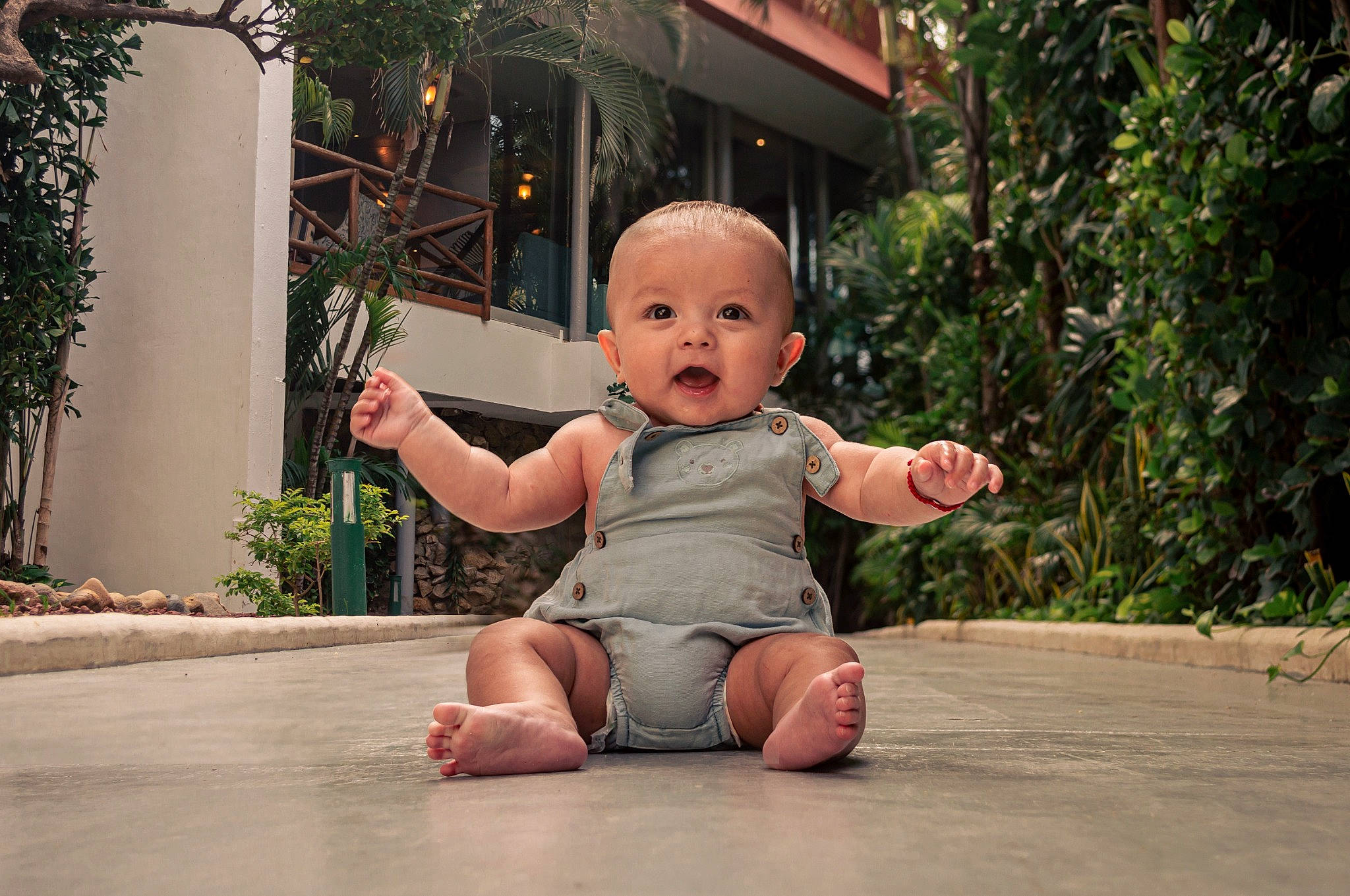 Milàn participe au concours pour gagner de l'argent avec cette photo : baby, baby_toddler_clothing, barefoot, child, event, flooring, foot, fun, grass, happy, leisure, person, plant, road, road_surface, sitting, toddler, tree, vacation, wood