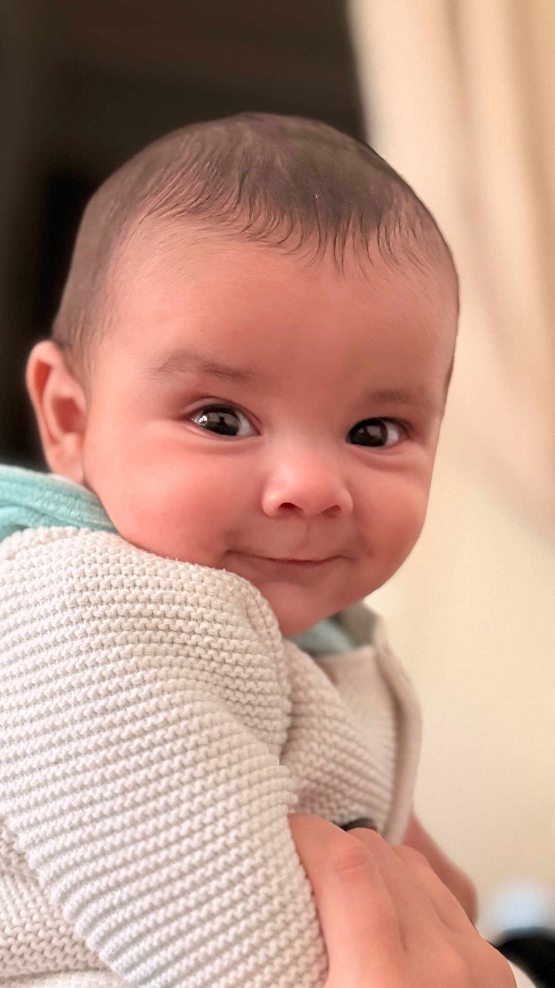 Ezekiel a rejoint le concours — aidez-le/la à gagner de superbes lots ! baby, child, face, smile, eyes, blanket, hand, knitwear, portrait, cute, infant, skin, expression, warm, indoor, person, young, head, closeup, cozy