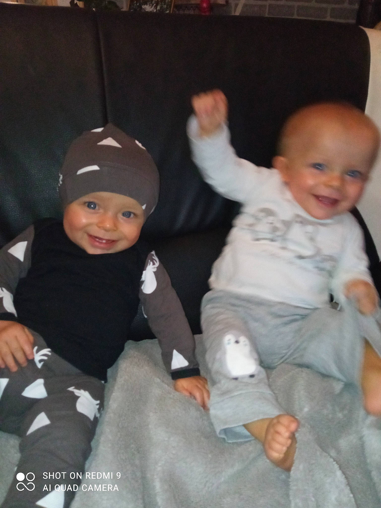 Marley Maylone a rejoint le concours — aidez-le/la à gagner de superbes lots ! baby, baby_toddler_clothing, baseball_cap, cap, cheek, child, comfort, event, face, facial_expression, finger, fun, happy, headwear, joy, lap, mouth, person, sitting, skin