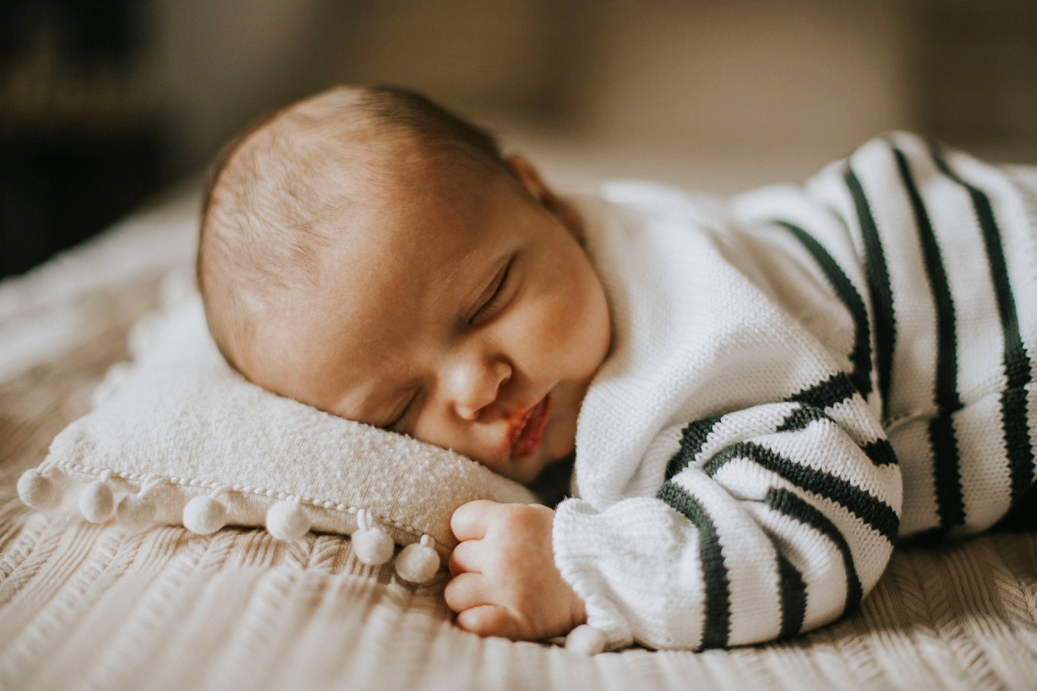 Malo participe au concours pour gagner de l'argent avec cette photo : baby, baby_toddler_clothing, bedtime, cheek, child, comfort, finger, fur, hand, happy, linens, peach, person, portrait_photography, room, sitting, skin, sleeve, toddler, wood