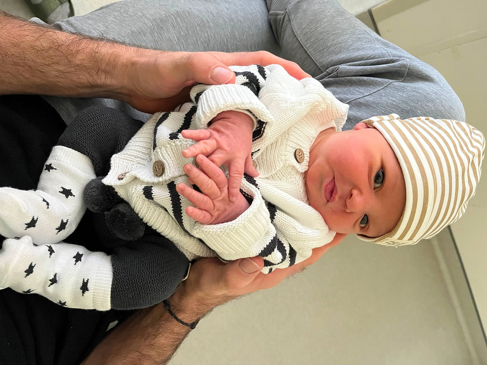 Malo participe au concours pour gagner de l'argent avec cette photo : arm, baby, baby_products, baby_toddler_clothing, child, comfort, elbow, eyelash, finger, gesture, hand, hat, headwear, joint, knee, nail, pattern, person, thigh, thumb