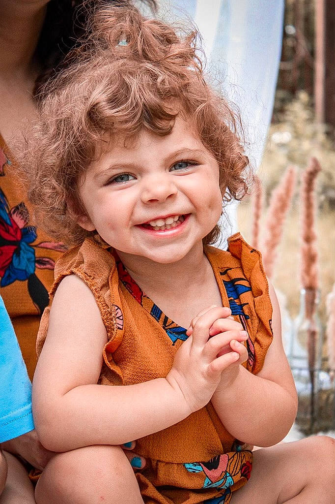 Alessa is registered to the contest to win money with this photo: abdomen, blond, child, event, eye, finger, fun, gesture, hand, happy, jewellery, joy, leisure, person, play, recreation, sitting, skin, smile, thumb