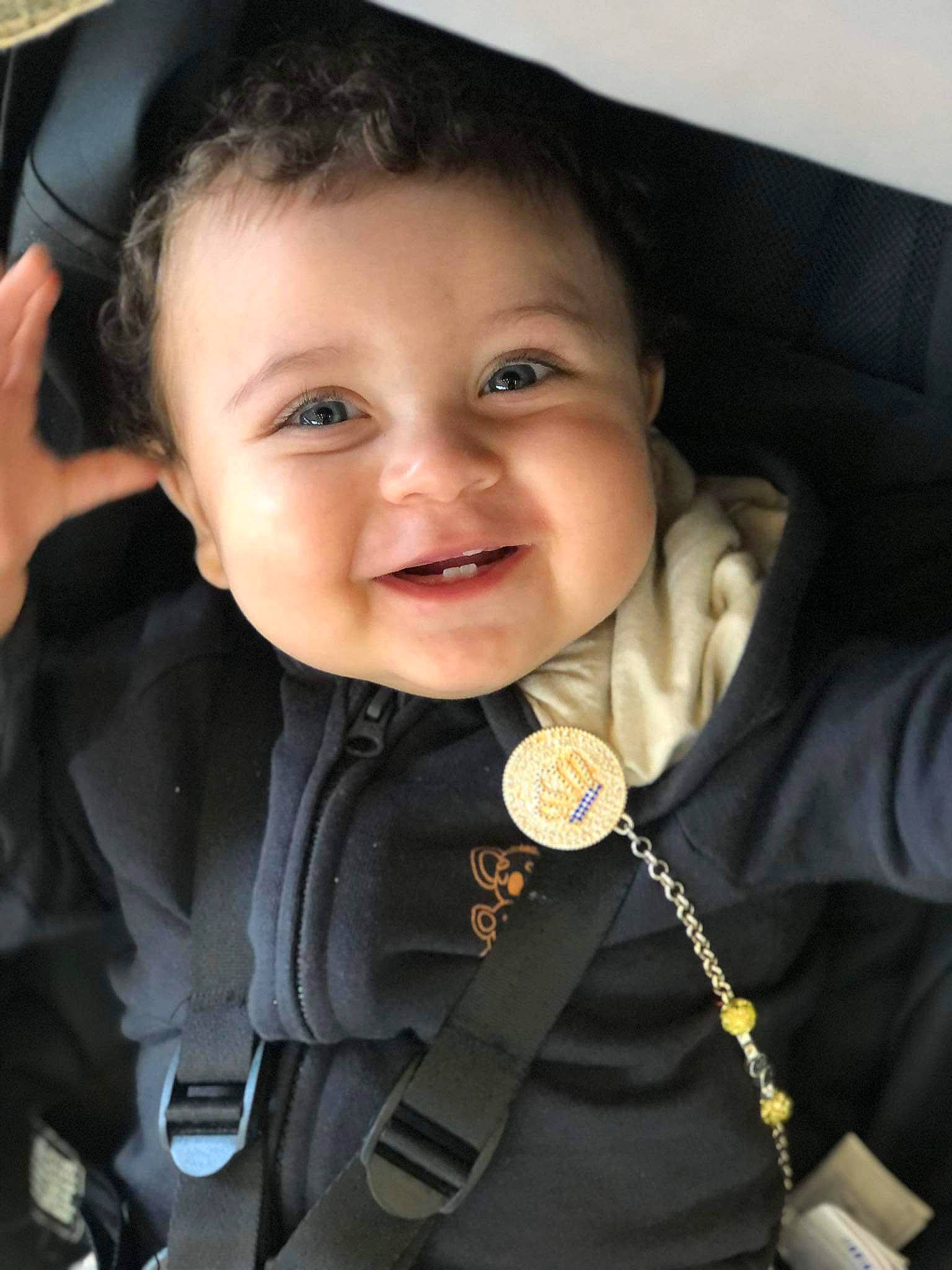 Kenzi a rejoint le concours — aidez-le/la à gagner de superbes lots ! auto_part, baby, baby_toddler_clothing, button, car_seat, cheek, child, chin, collar, flash_photography, fun, gesture, happy, iris, joy, nose, person, seat_belt, skin, sleeve