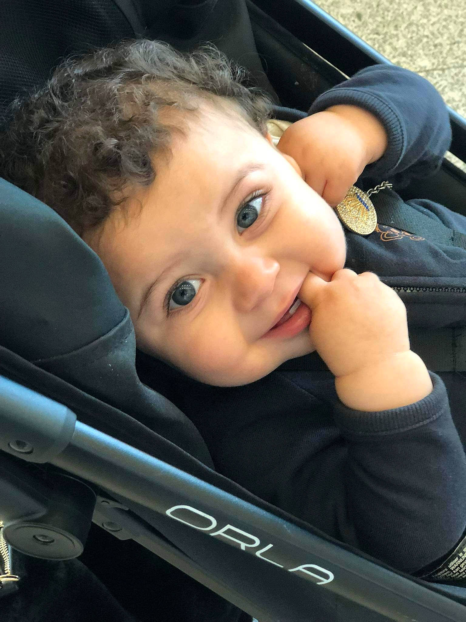 Kenzi a rejoint le concours — aidez-le/la à gagner de superbes lots ! auto_part, automotive_design, automotive_exterior, automotive_mirror, car_seat, cool, eyebrow, facial_expression, flash_photography, gesture, happy, lip, motor_vehicle, person, product, smile, steering_part, steering_wheel, toddler, vehicle_door