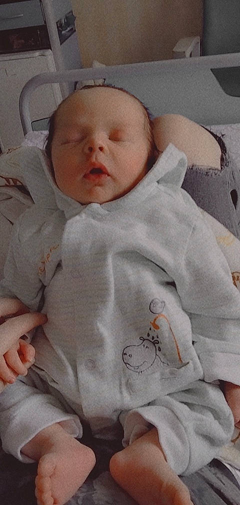 Eden a rejoint le concours — aidez-le/la à gagner de superbes lots ! baby, baby_products, baby_safety, baby_sleeping, baby_toddler_clothing, bedding, bedtime, cheek, child, comfort, finger, human_body, linens, nose, person, skin, sleeve, textile, thumb, toddler