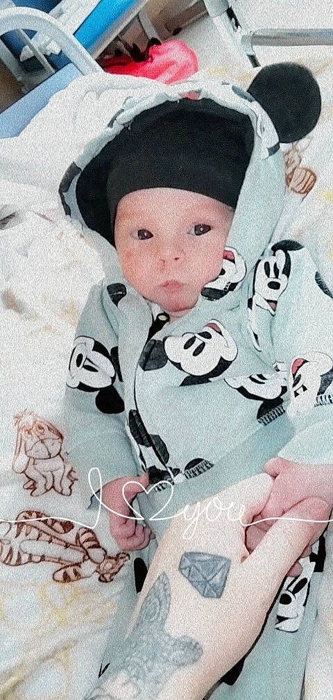 Eden a rejoint le concours — aidez-le/la à gagner de superbes lots ! baby, baby_products, baby_toddler_clothing, cap, carmine, cheek, child, comfort, costume_hat, hat, headwear, linens, pattern, person, pink, sitting, skin, sleeve, sun_hat, textile