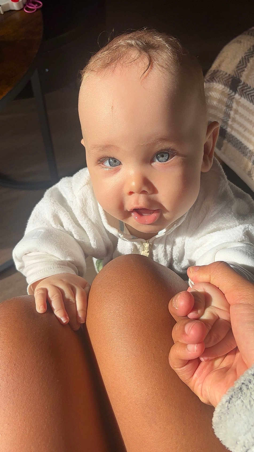 Jalil a rejoint le concours — aidez-le/la à gagner de superbes lots ! baby, child, blue_eyes, hand, fingers, skin, legs, knees, white_clothing, indoor, sunlight, shadow, person, holding_hand, cute, infant, closeup, expression, family, warm_light