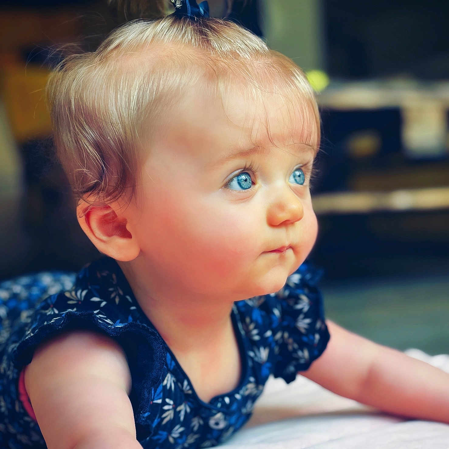 Lilie-Rose a rejoint le concours — aidez-le/la à gagner de superbes lots ! baby, blonde, bodypart, clothing, crawling, dress, face, finger, frown, hair, hand, happy, head, person, photography, ponytail, portrait, sad, sitting, smile