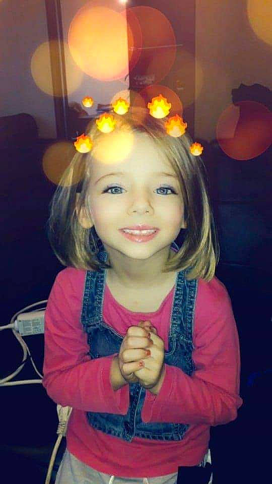 Illyana participe au concours pour gagner de l'argent avec cette photo : cheek, child, child_model, finger, fun, happy, joy, lip, long_hair, person, smile, thumb, toddler