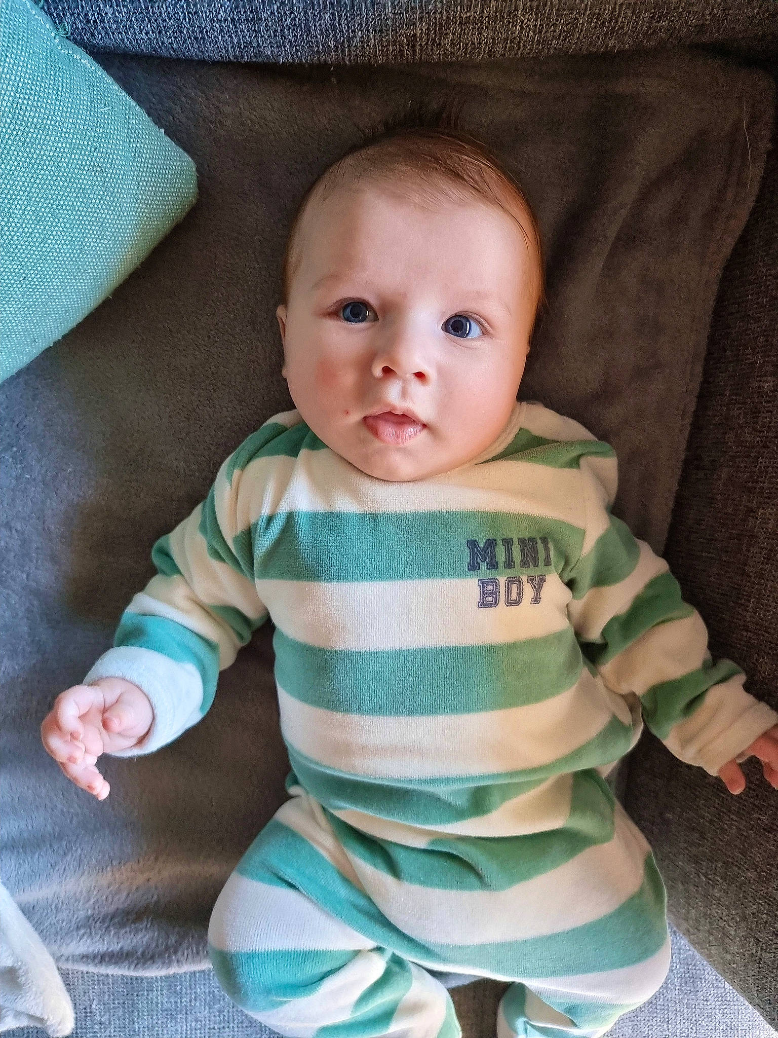 Thiago a rejoint le concours — aidez-le/la à gagner de superbes lots ! arm, azure, baby, baby_toddler_clothing, chair, cheek, child, collar, comfort, couch, eye, head, iris, linens, person, sitting, skin, sleeve, t_shirt, textile