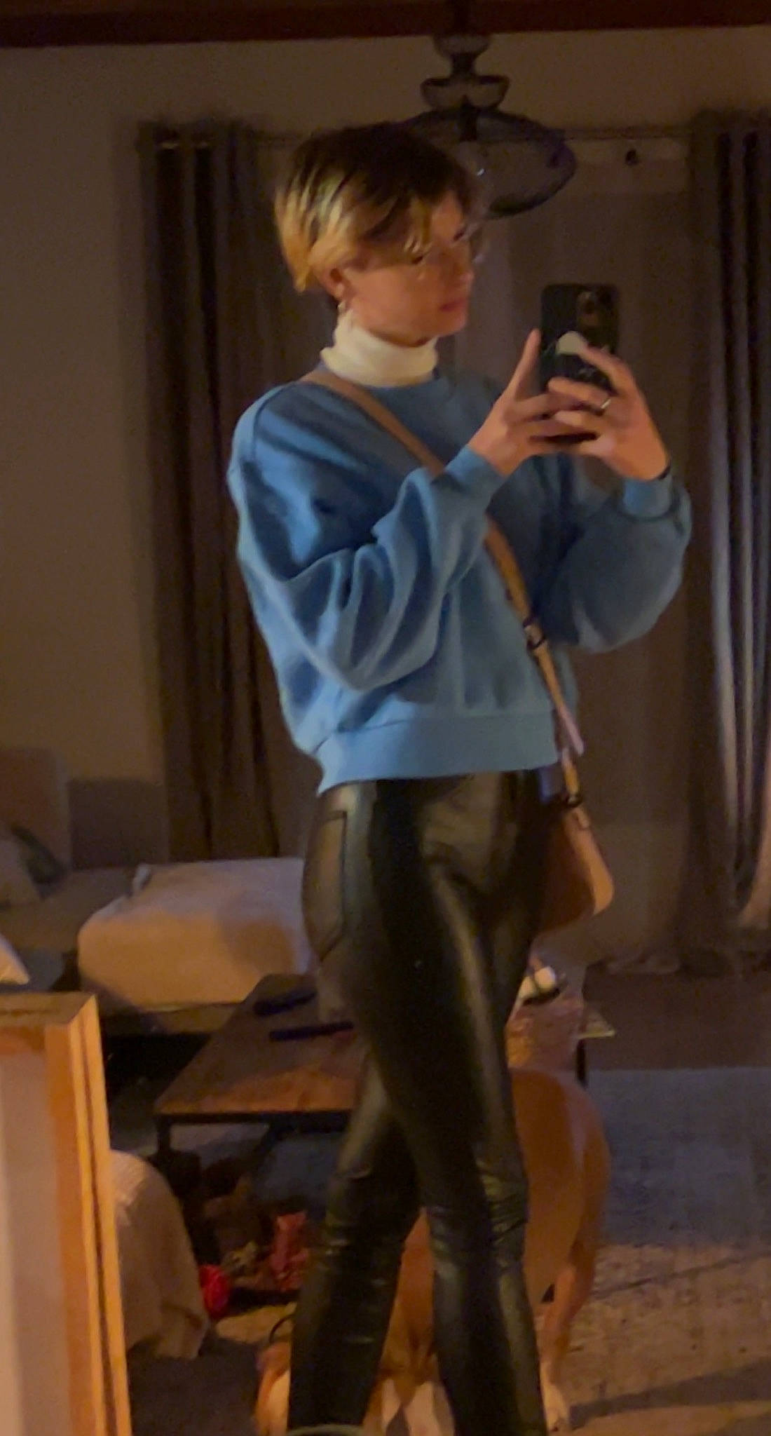 Chloé a rejoint le concours — aidez-le/la à gagner de superbes lots ! balance, camera, chest, curtain, denim, elbow, entertainment, event, fashion_design, fun, hand, human_leg, joint, knee, person, shoulder, sleeve, t_shirt, thigh, trunk