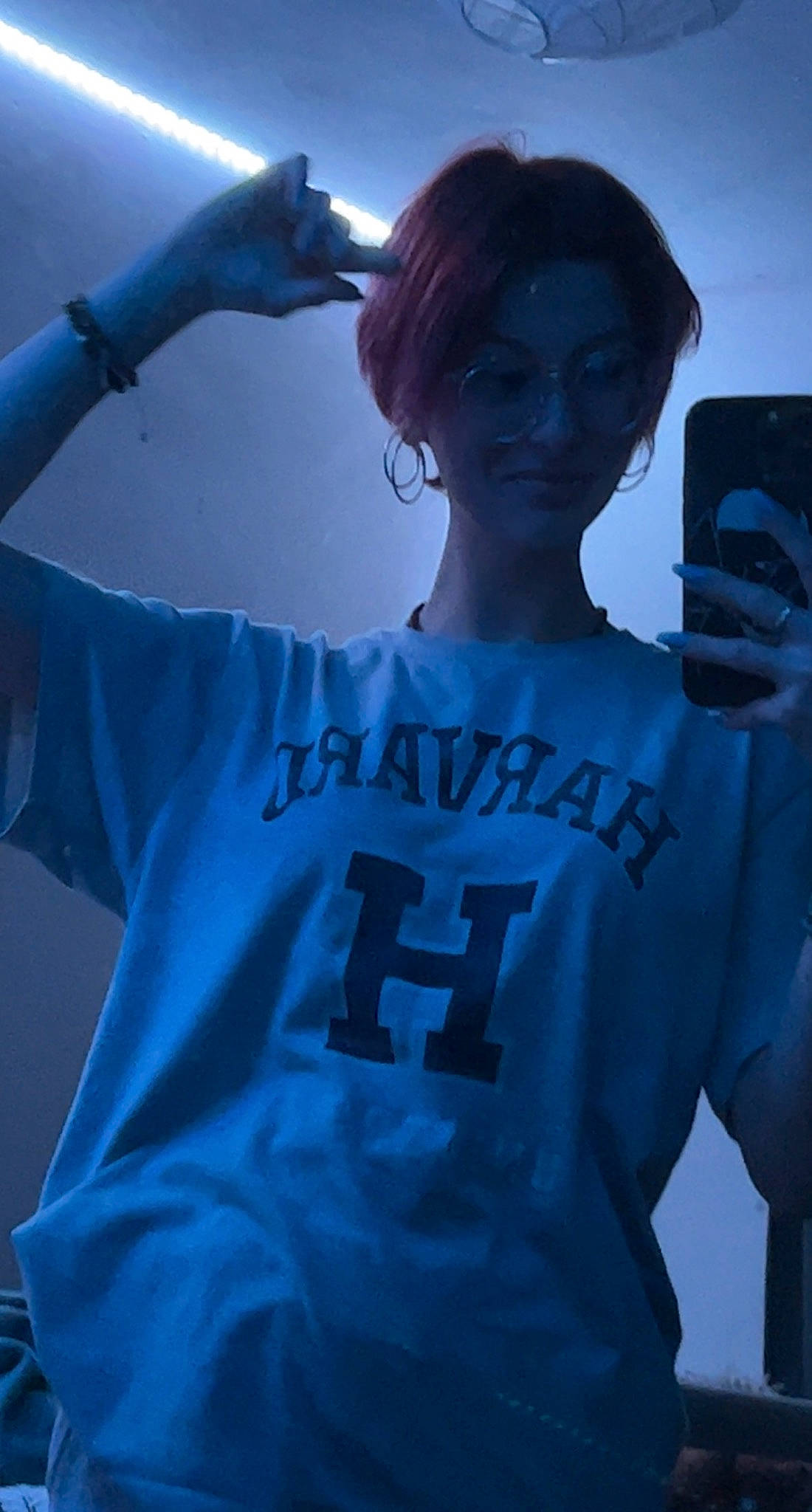 Chloé a rejoint le concours — aidez-le/la à gagner de superbes lots ! audio_equipment, azure, blue, chest, elbow, electric_blue, entertainment, eyewear, flash_photography, gesture, happy, microphone, music, performing_arts, person, personal_protective_equipment, pop_music, shoulder, sleeve, sportswear