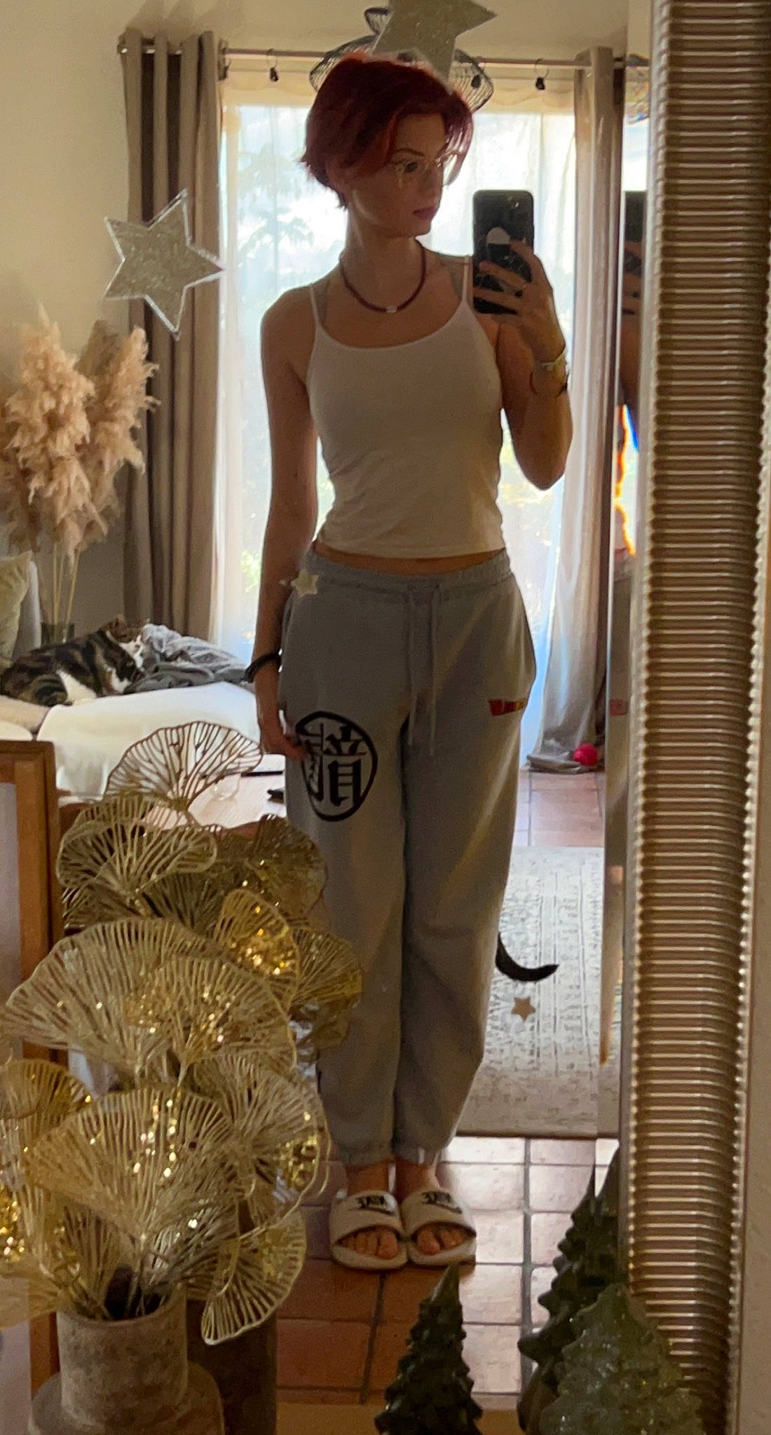 Chloé participe au concours pour gagner de l'argent avec cette photo : bag, chest, elbow, event, eyewear, fashion_design, flooring, human_leg, knee, leg, luggage_and_bags, person, room, sleeve, t_shirt, textile, thigh, trunk, waist, white