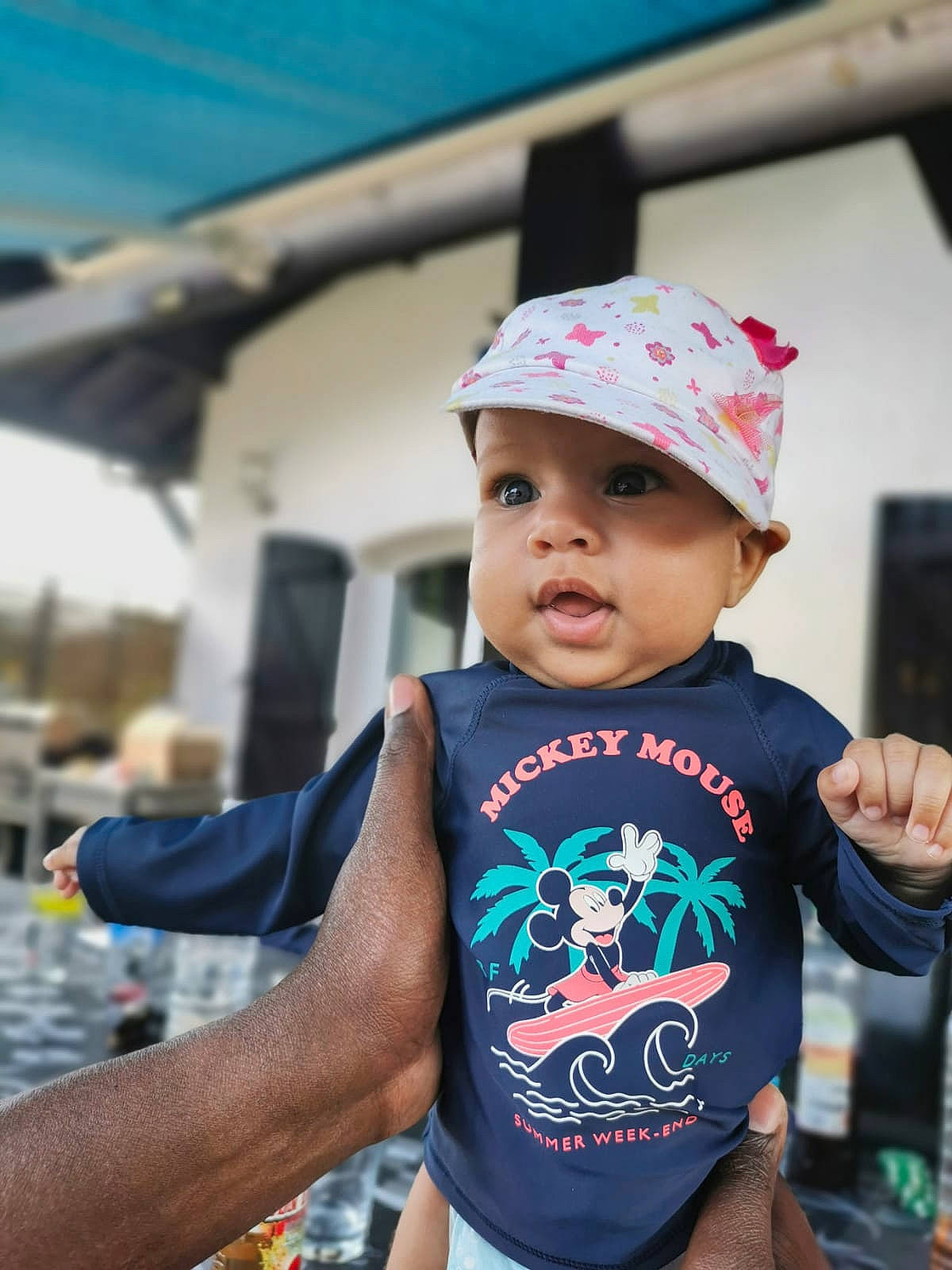 Alyssa participe au concours pour gagner de l'argent avec cette photo : baby, cap, child, cool, headgear, headwear, leisure, person, personal_protective_equipment, t_shirt, toddler, tourism, vacation