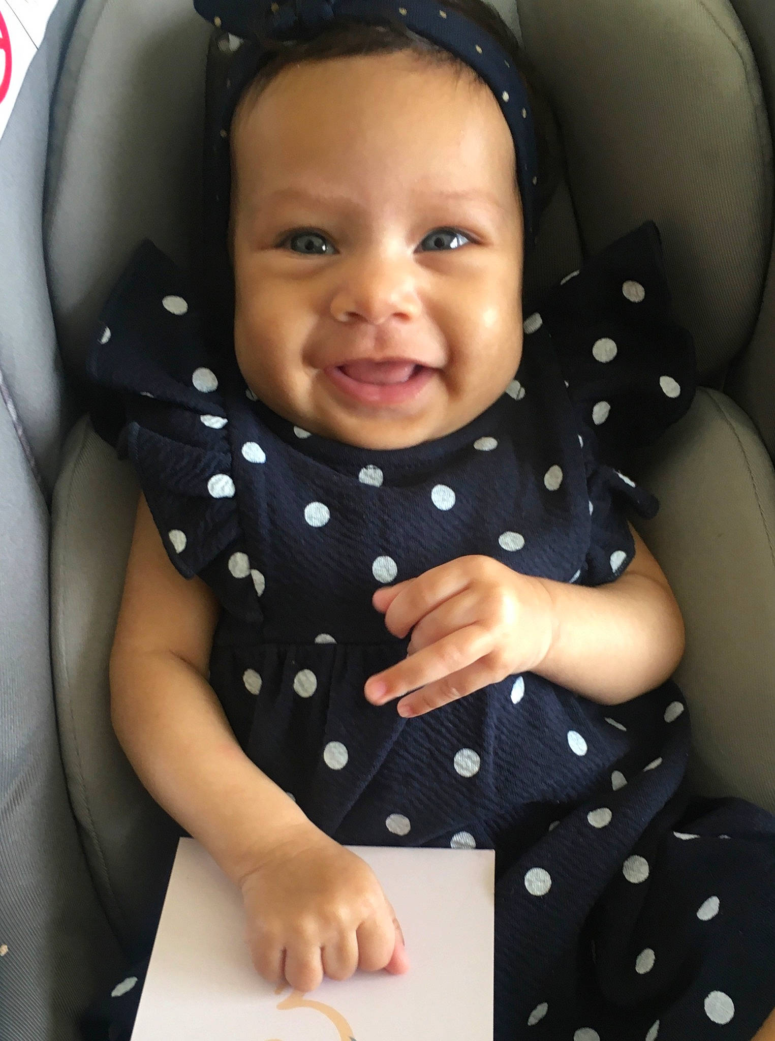 Alyssa a rejoint le concours — aidez-le/la à gagner de superbes lots ! baby, baby_in_car_seat, baby_products, car_seat, cheek, child, design, face, head, joy, neck, pattern, person, polka_dot, sitting, skin, smile, toddler