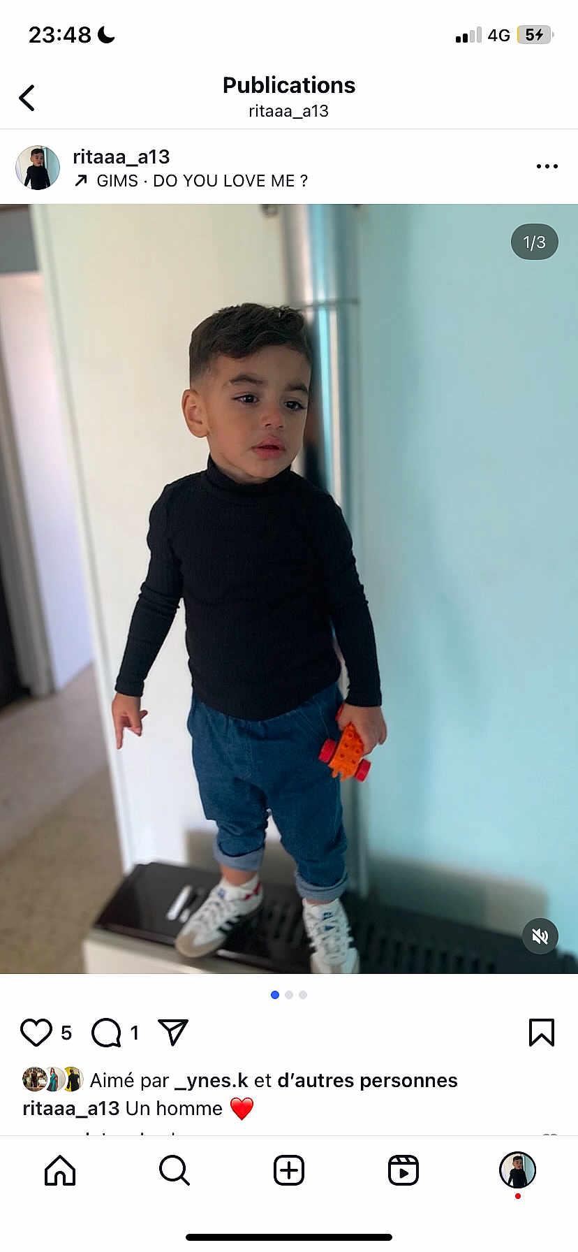 Aylan a rejoint le concours — aidez-le/la à gagner de superbes lots ! child, toy_car, indoor, black_turtleneck, blue_pants, sneakers, standing, young_boy, casual_clothing, expression, holding, orange_toy, short_hair, light_wall, floor, window_light, home, portrait, person, fashion