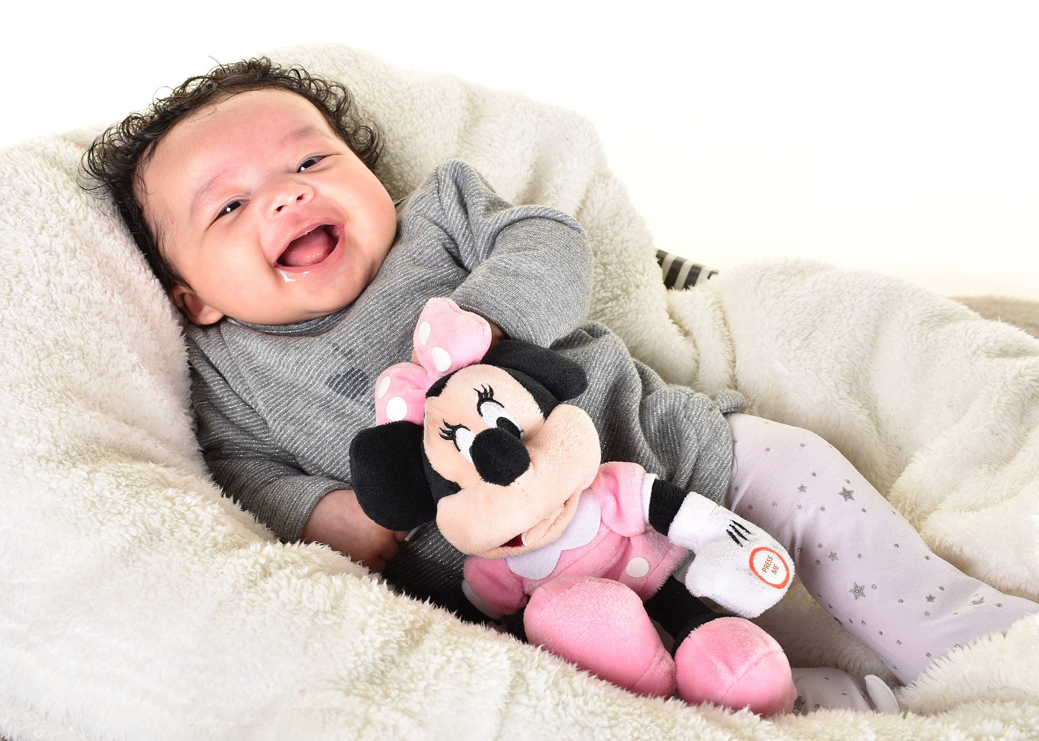 Lahinna participe au concours pour gagner de l'argent avec cette photo : baby, baby_sleeping, baby_toddler_clothing, cheek, comfort, eye, face, gesture, happy, linens, nose, person, pink, skin, sleeve, smile, stuffed_toy, teddy_bear, textile, toddler