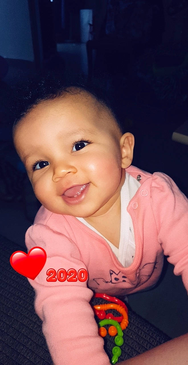 Kélyanna participe au concours pour gagner de l'argent avec cette photo : arm, baby, beauty, cheek, child, chin, eye, face, facial_expression, forehead, fun, happy, head, lip, mouth, nose, person, skin, smile, thumb