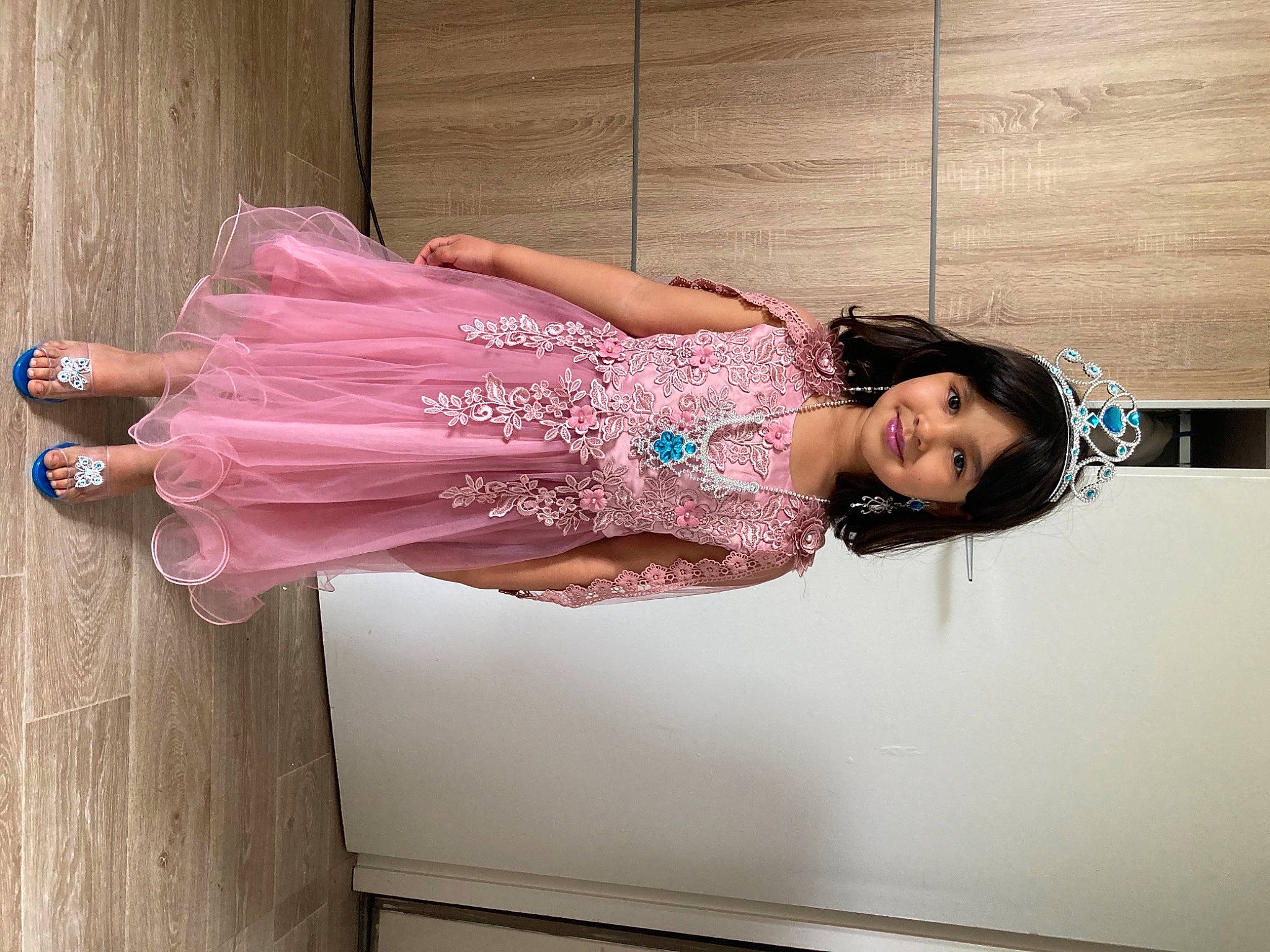 Miasina a rejoint le concours — aidez-le/la à gagner de superbes lots ! day_dress, dress, embellishment, event, fashion_design, flash_photography, happy, human_body, human_leg, joint, joy, magenta, one_piece_garment, pattern, person, pink, shoulder, smile, thigh, trunk