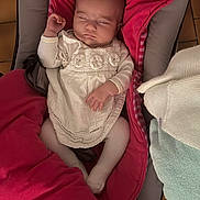 Louana a rejoint le concours — aidez-le/la à gagner de superbes lots ! baby, sleeping, infant, baby_carrier, pink_blanket, white_clothing, cozy, indoor, floor_tiles, footwear, toddler, child, person, blanket, soft_fabric, resting, cute, peaceful, portrait, comfort