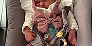 Louana participe au concours pour gagner de l'argent avec cette photo : newborn, baby, sleeping, infant, pink_outfit, bow, pacifier, blanket, baby_seat, cozy, cute, peaceful, indoors, child, small_hands, soft, resting, toddler, car_seat, comfort