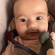 Louana participe au concours pour gagner de l'argent avec cette photo : baby, baby_bottle, child, close_up, clothing, comfort, cute, expression, eyes, face, head, indoors, infant, person, plush_toy, portrait, skin, soft_toy, warm, young