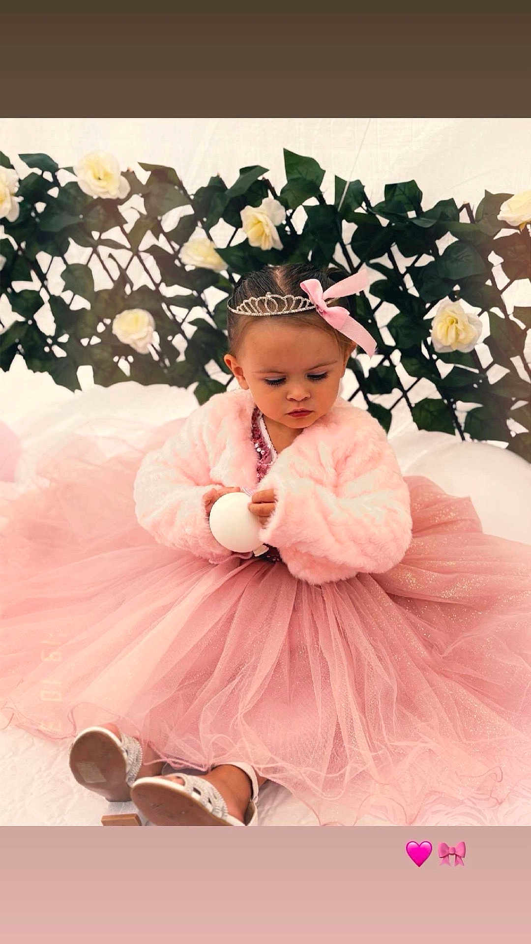 Vaiana a rejoint le concours — aidez-le/la à gagner de superbes lots ! child, tutu, pink, dress, tiara, bow, ball, flower, greenery, leaves, white, shoes, fur_jacket, sitting, cute, portrait, indoor, decor, fairy_tale, serious