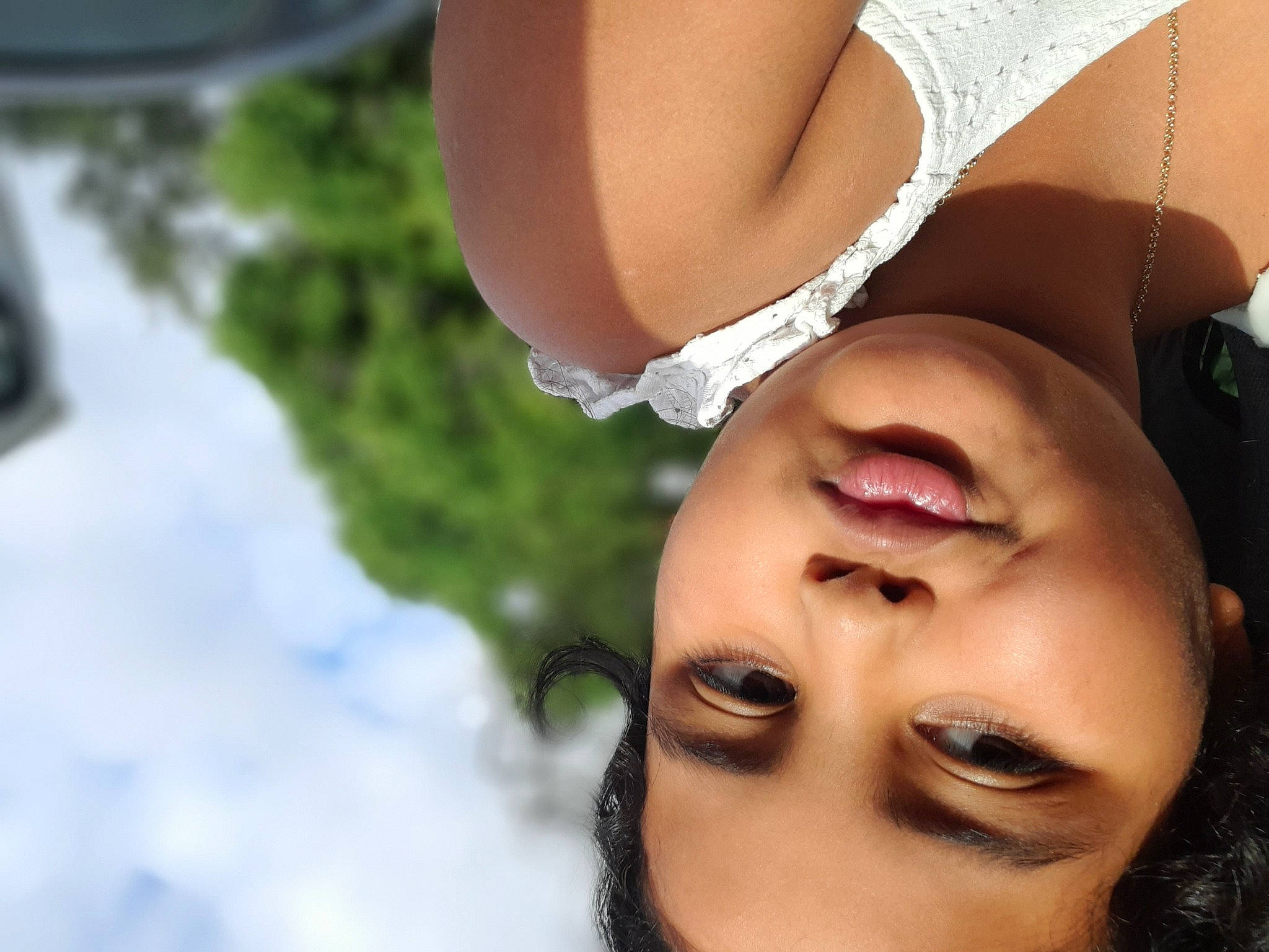 Clélya participe au concours pour gagner de l'argent avec cette photo : black_hair, cool, dress, eyebrow, eyelash, eyewear, facial_expression, flash_photography, gesture, hairstyle, happy, jaw, lip, lipstick, neck, people_in_nature, person, plant, skin, smile