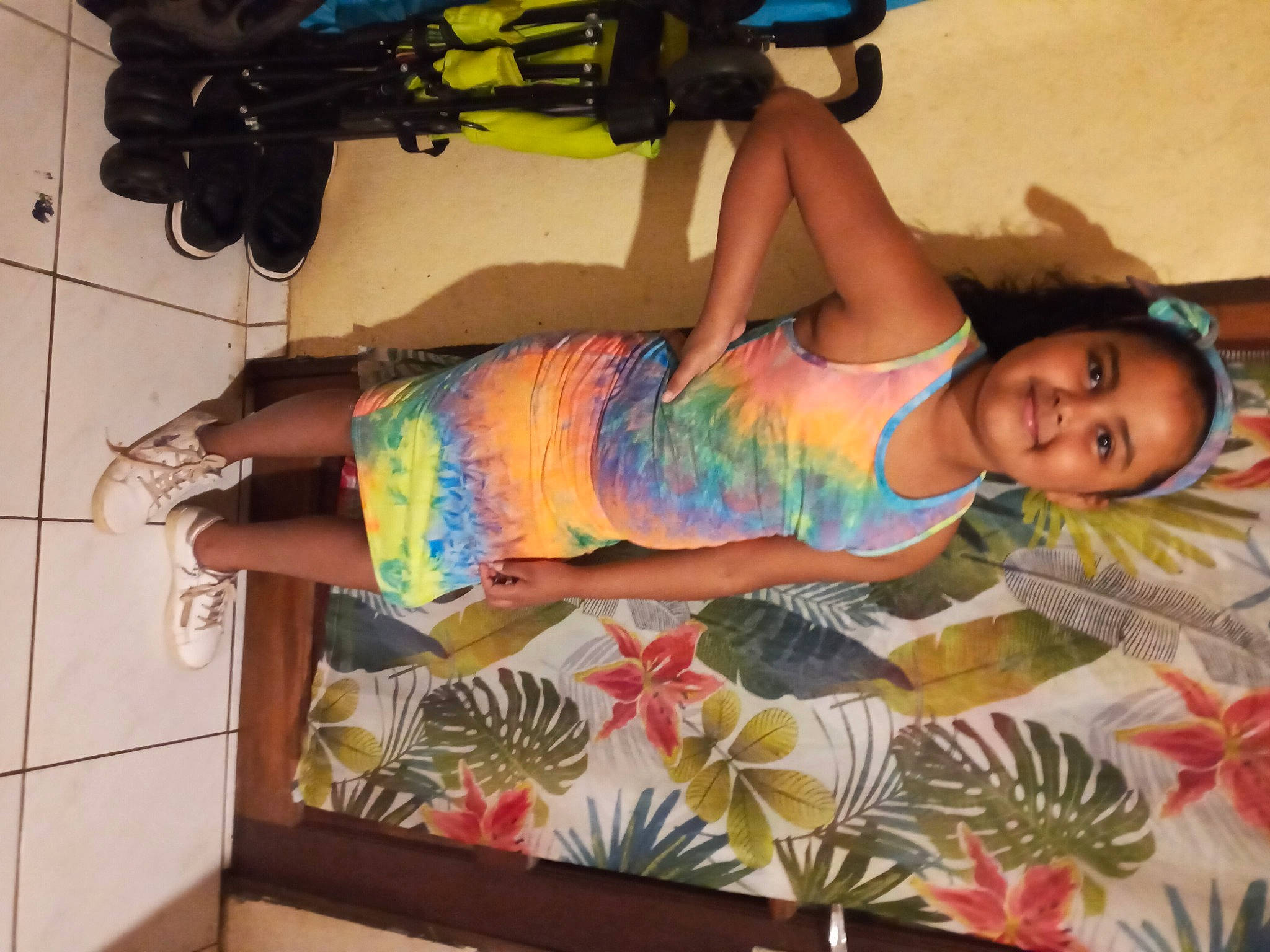 Clélya a rejoint le concours — aidez-le/la à gagner de superbes lots ! art, child, design, flooring, fun, green, human_leg, joint, joy, leisure, pattern, person, personal_protective_equipment, photograph, sandal, shorts, smile, snapshot, t_shirt, thigh