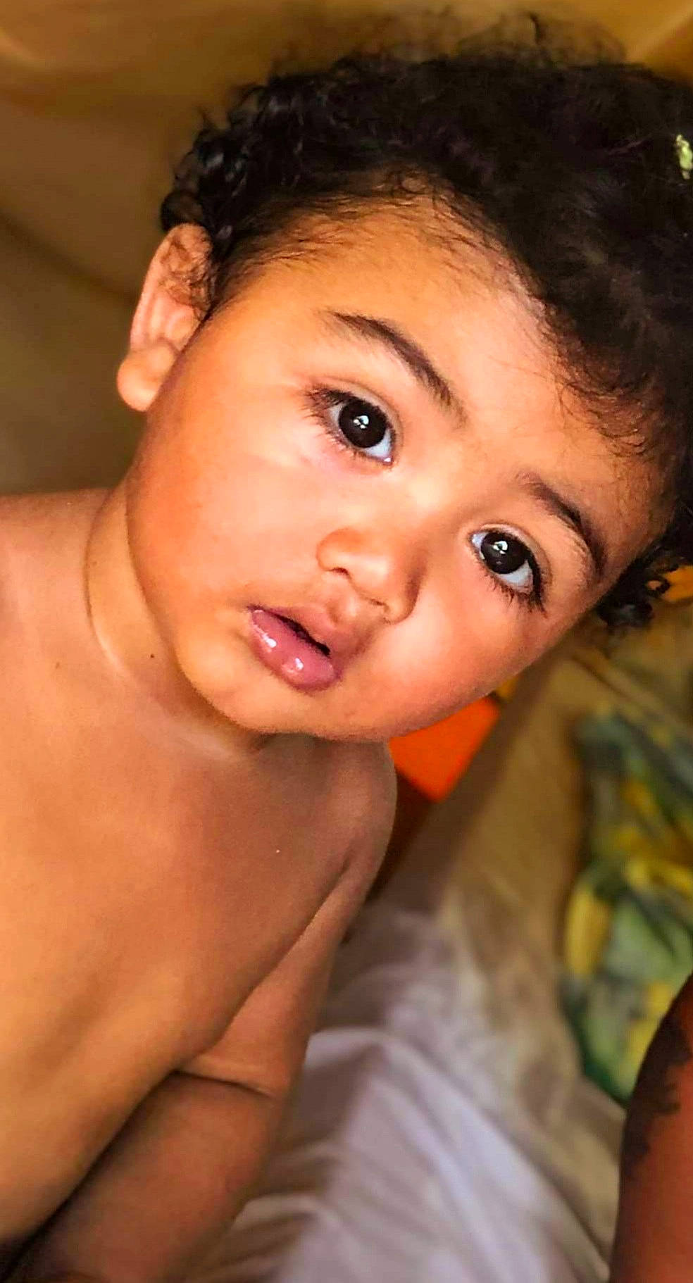 Théo participe au concours pour gagner de l'argent avec cette photo : cheek, ear, eye, eyebrow, eyelash, flash_photography, forehead, gesture, hair, happy, human_body, iris, jaw, lip, mouth, neck, nose, person, shoulder, skin