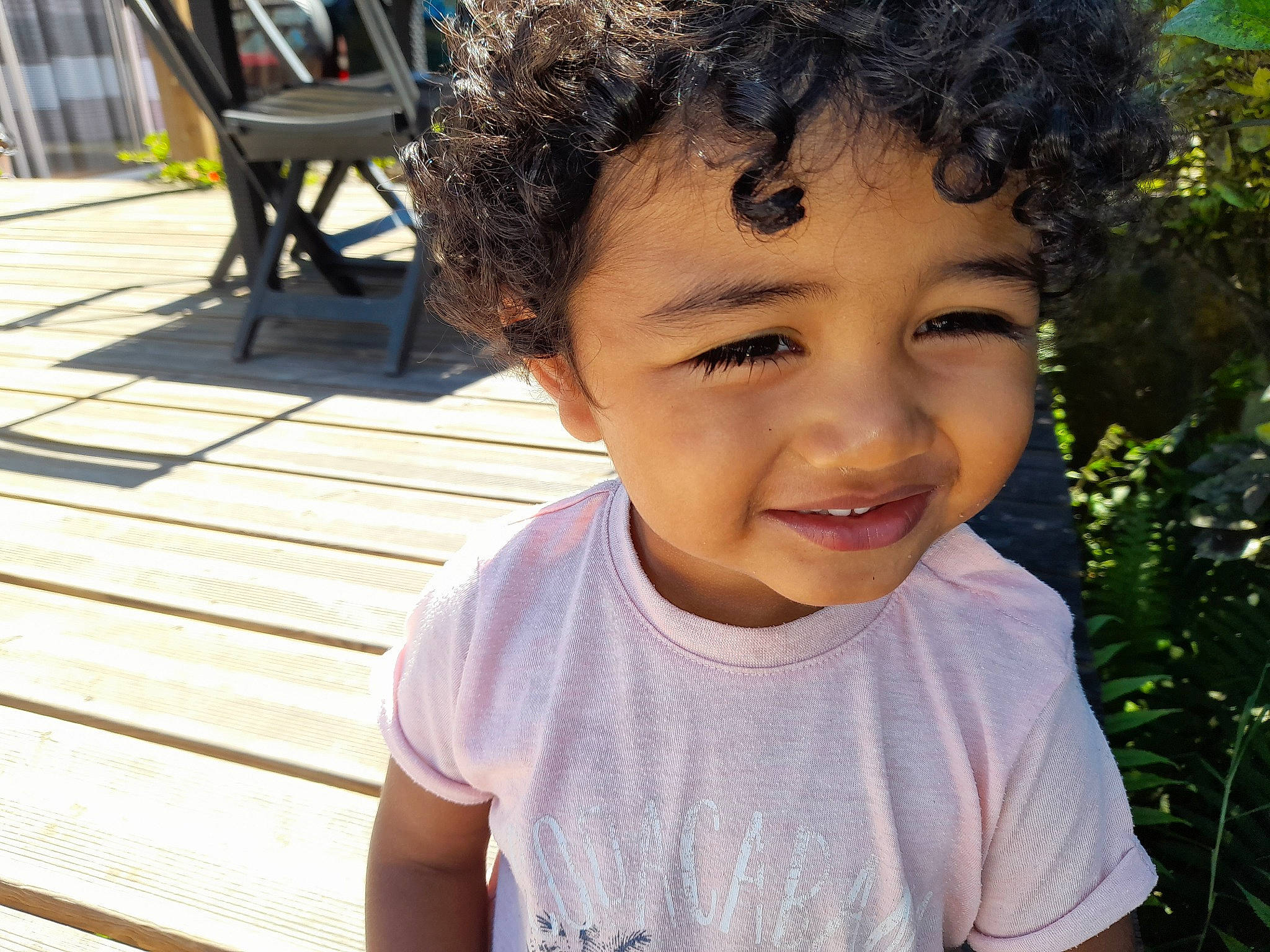 Théo participe au concours pour gagner de l'argent avec cette photo : chair, cheek, chin, cool, eyelash, grass, happy, iris, joy, leisure, lip, mouth, neck, nose, person, plant, skin, sleeve, smile, t_shirt