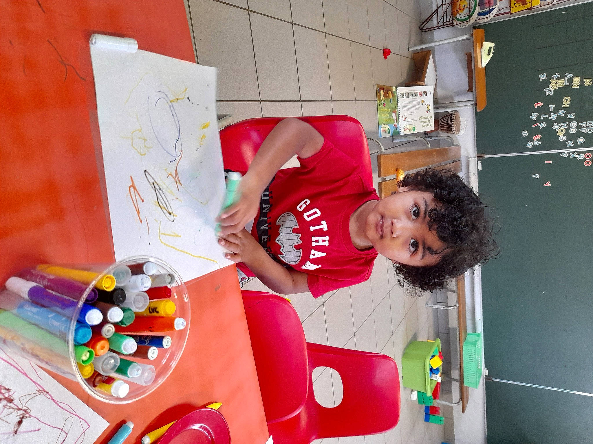 Théo participe au concours pour gagner de l'argent avec cette photo : art, artist, chair, child, desk, event, fun, happy, house, learning, leisure, person, plastic, play, room, shelf, smile, t_shirt, table, toddler