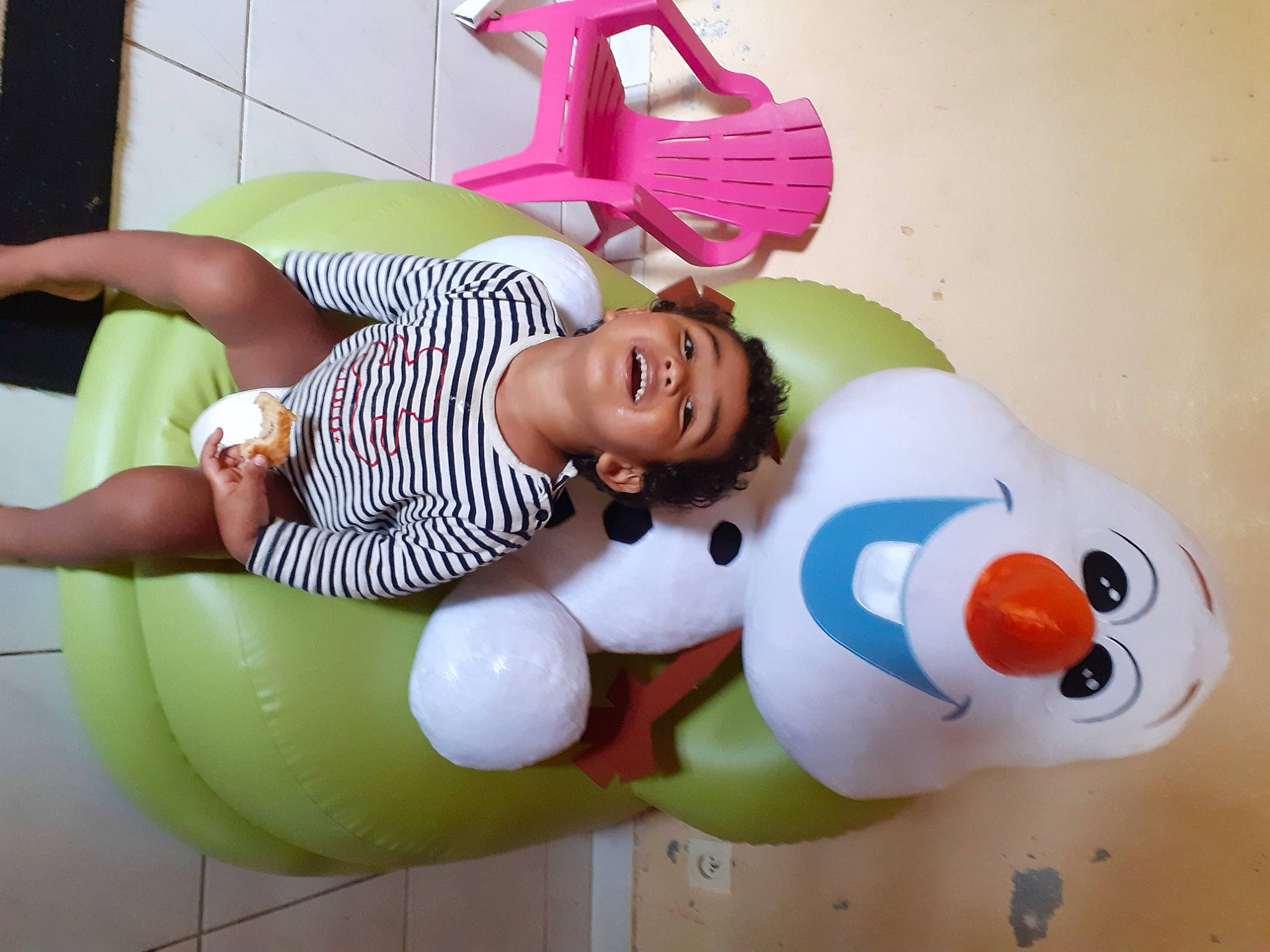 Théo a rejoint le concours — aidez-le/la à gagner de superbes lots ! art, baby, balloon, child, facial_expression, fun, happy, inflatable, knee, leisure, magenta, organ, party_supply, person, pink, smile, thigh, toddler, toy, white