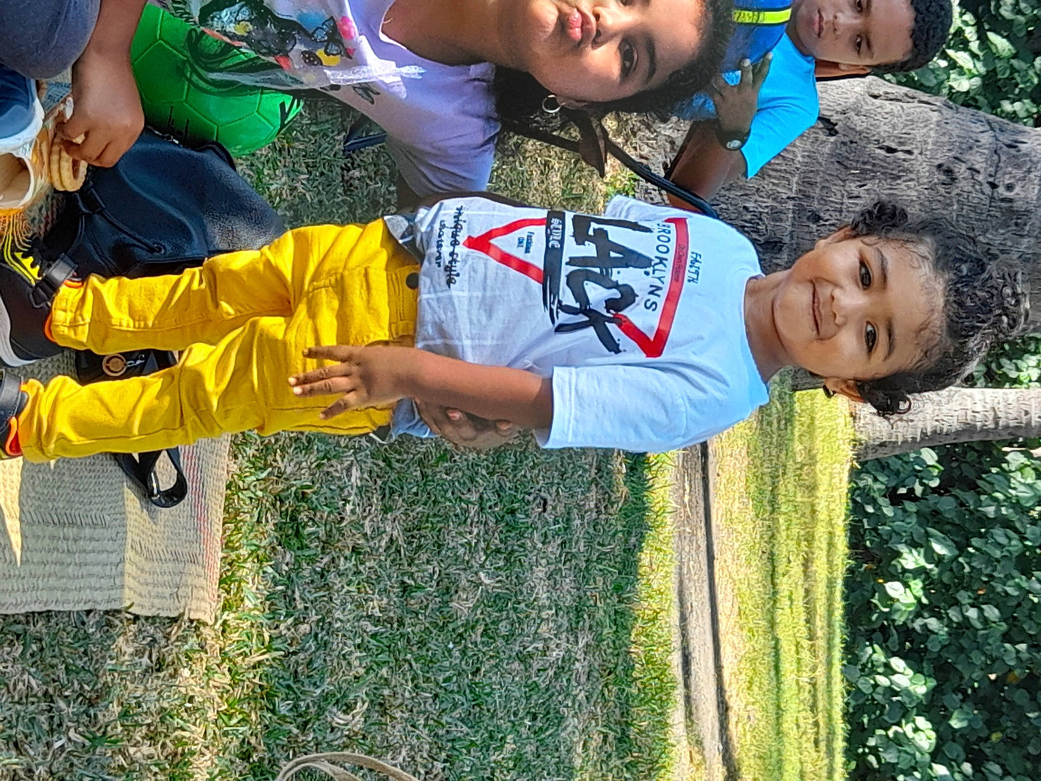 Théo a rejoint le concours — aidez-le/la à gagner de superbes lots ! cool, fun, gesture, grass, green, happy, hat, joy, leisure, people, people_in_nature, person, plant, recreation, smile, snapshot, summer, t_shirt, toddler, travel