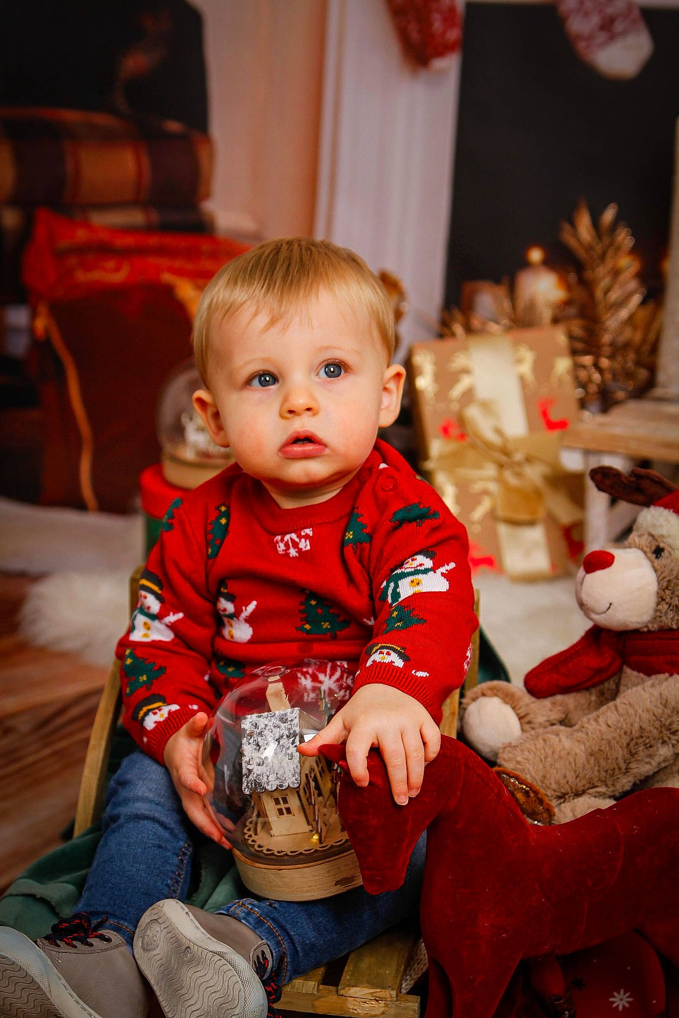 Malo participe au concours pour gagner de l'argent avec cette photo : baby, baby_toddler_clothing, cheek, child, christmas, christmas_ornament, curtain, event, eye, flooring, fun, happy, head, holiday, ornament, person, room, sitting, skin, toddler