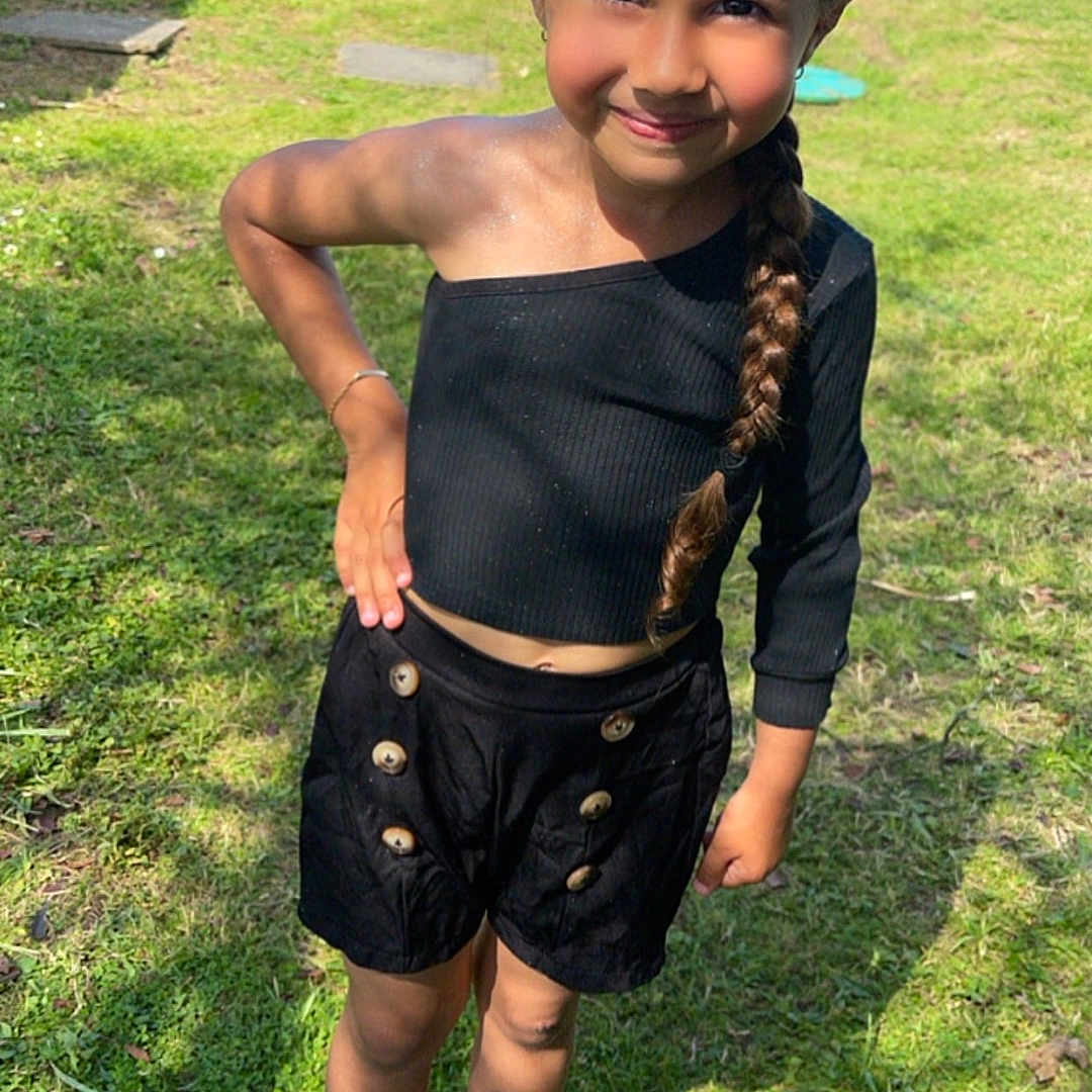 Tchayna participe au concours pour gagner de l'argent avec cette photo : backyard, boy, child, clothing, face, footwear, grass, head, male, nature, outdoors, park, person, photography, plant, portrait, shoe, shorts, summer, yard