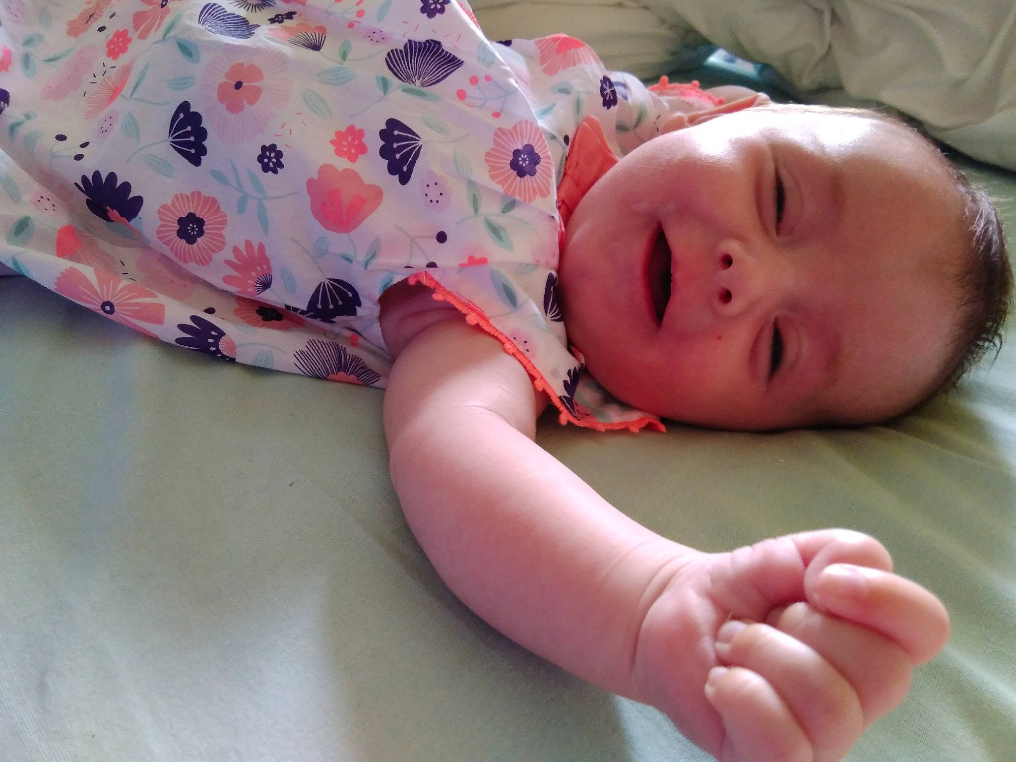 Orlane participe au concours pour gagner de l'argent avec cette photo : baby, baby_toddler_clothing, cheek, child, hand, lip, mouth, nose, person, pink, skin, toddler