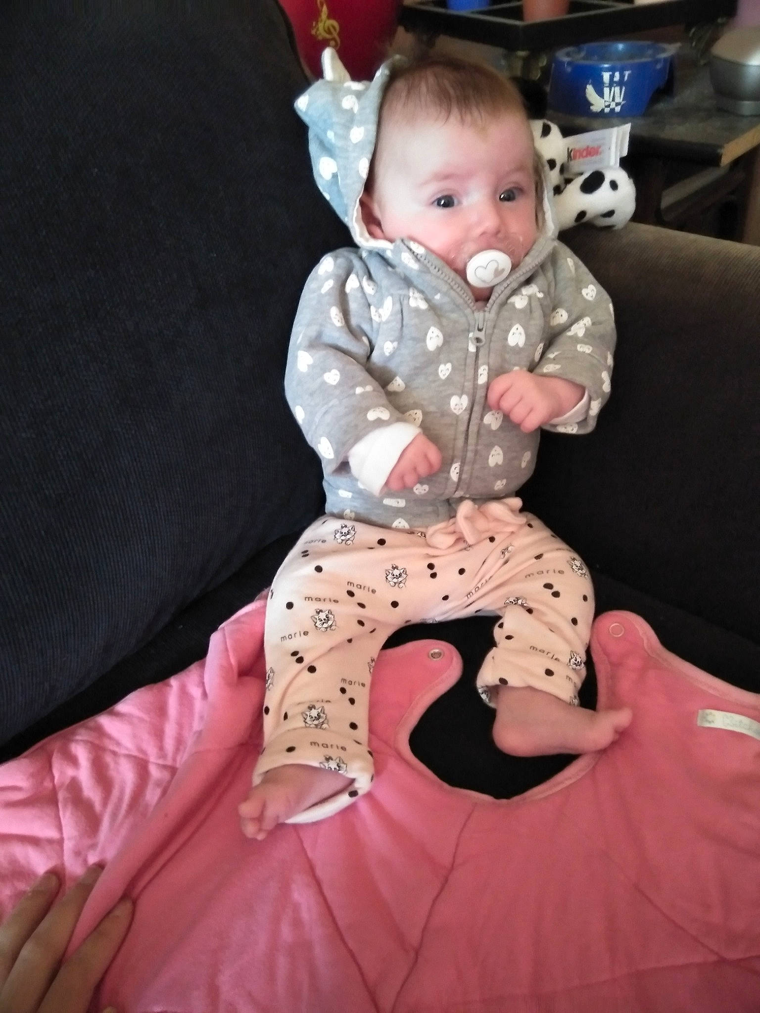 Orlane a rejoint le concours — aidez-le/la à gagner de superbes lots ! baby, baby_products, child, pajamas, person, pink, sitting, toddler