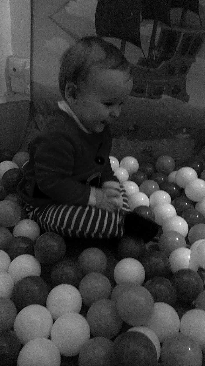 Lorenzo a rejoint le concours — aidez-le/la à gagner de superbes lots ! baby, ball, ball_pit, balloon, black, black_and_white, child, egg, monochrome, monochrome_photography, photography, play, smile, style, toddler, toy