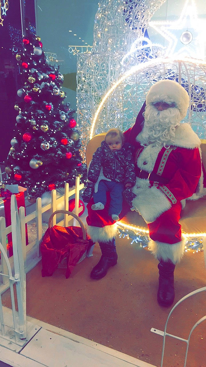 Lorenzo participe au concours pour gagner de l'argent avec cette photo : christmas, christmas_decoration, christmas_eve, christmas_lights, christmas_ornament, christmas_tree, event, fictional_character, holiday, interior_design, lap, person, plant, santa_claus, tradition, tree, window, woody_plant