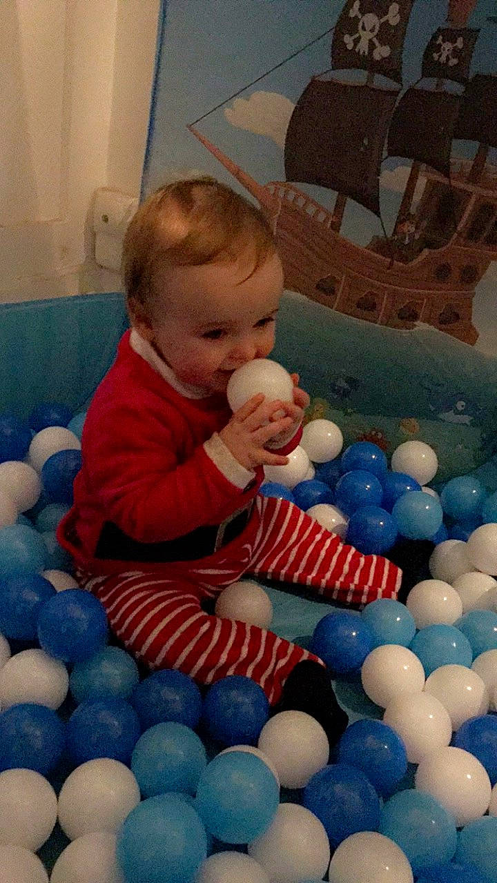 Lorenzo a rejoint le concours — aidez-le/la à gagner de superbes lots ! baby, ball_pit, child, joy, person, play, toddler, toy