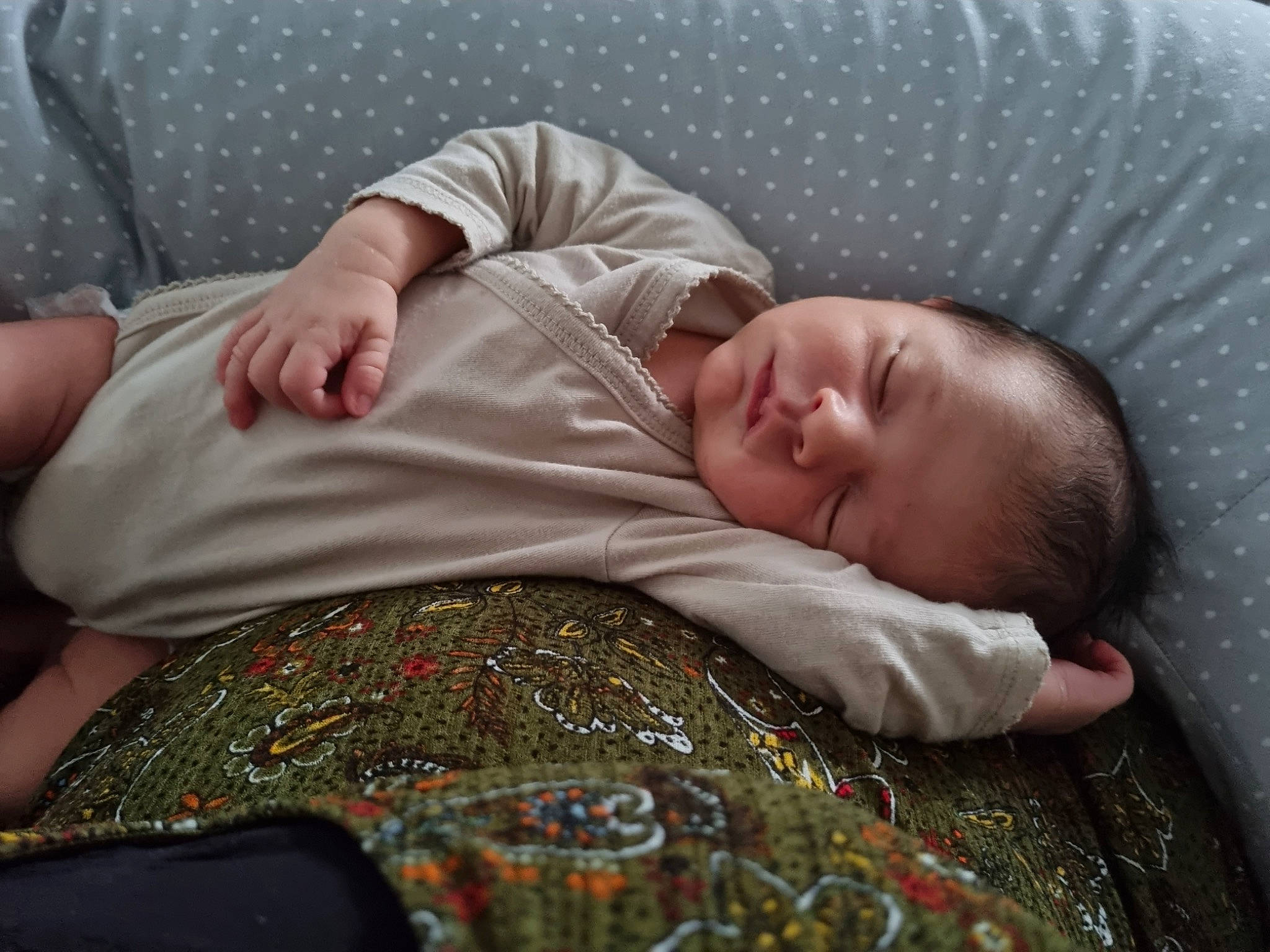 Ayden a rejoint le concours — aidez-le/la à gagner de superbes lots ! baby, baby_sleeping, baby_toddler_clothing, bedding, bedtime, child, comfort, couch, head, human, linens, mammal, nap, pattern, room, skin, sleep, sleeve, textile, toddler