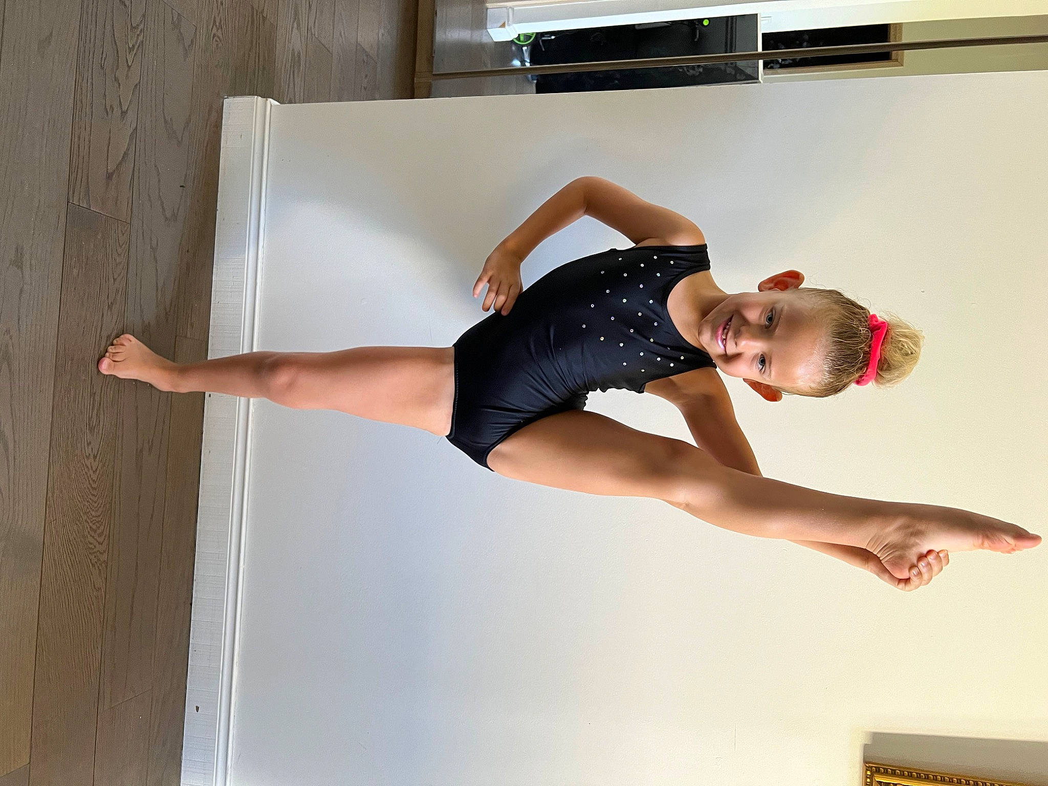 Lirane a rejoint le concours — aidez-le/la à gagner de superbes lots ! abdomen, arm, art_model, balance, calf, chest, elbow, flash_photography, foot, human_leg, joint, joy, knee, muscle, person, physical_fitness, sportswear, stomach, thigh, trunk